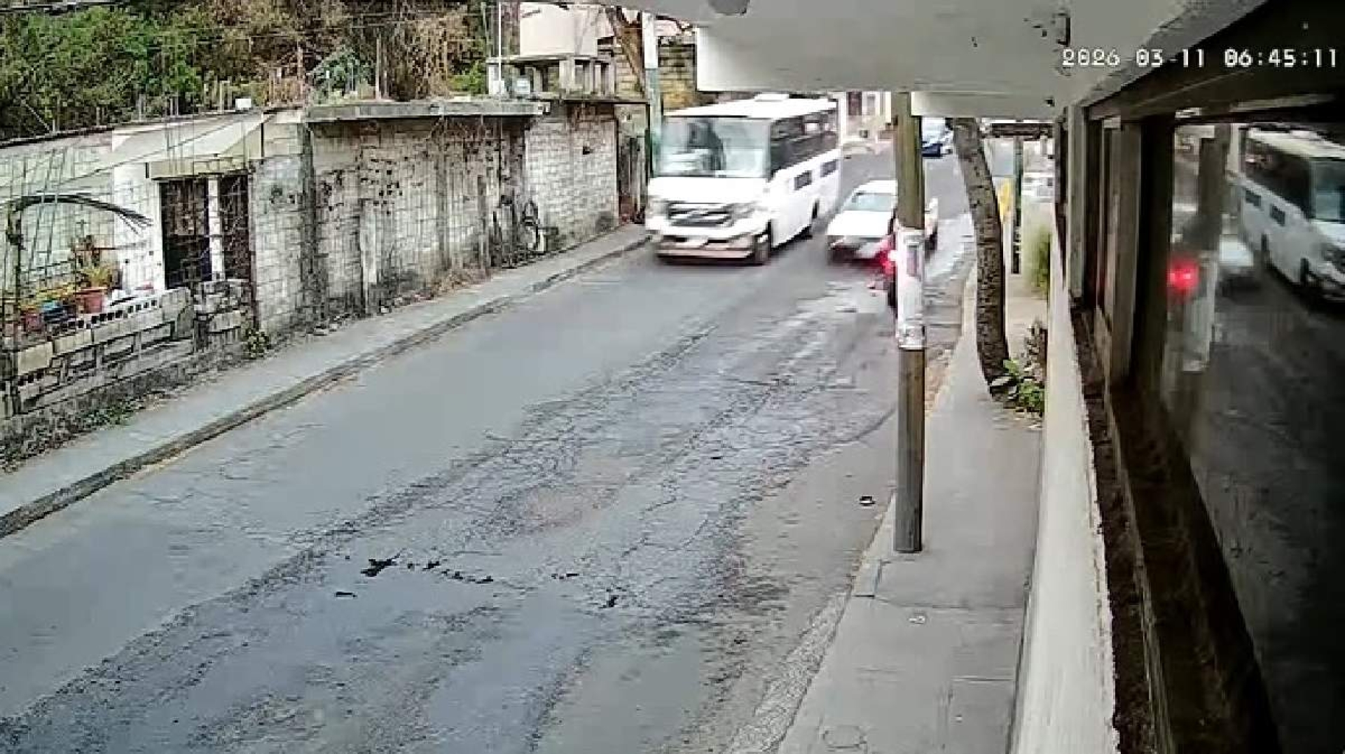 Embiste taxi a motociclista y huye