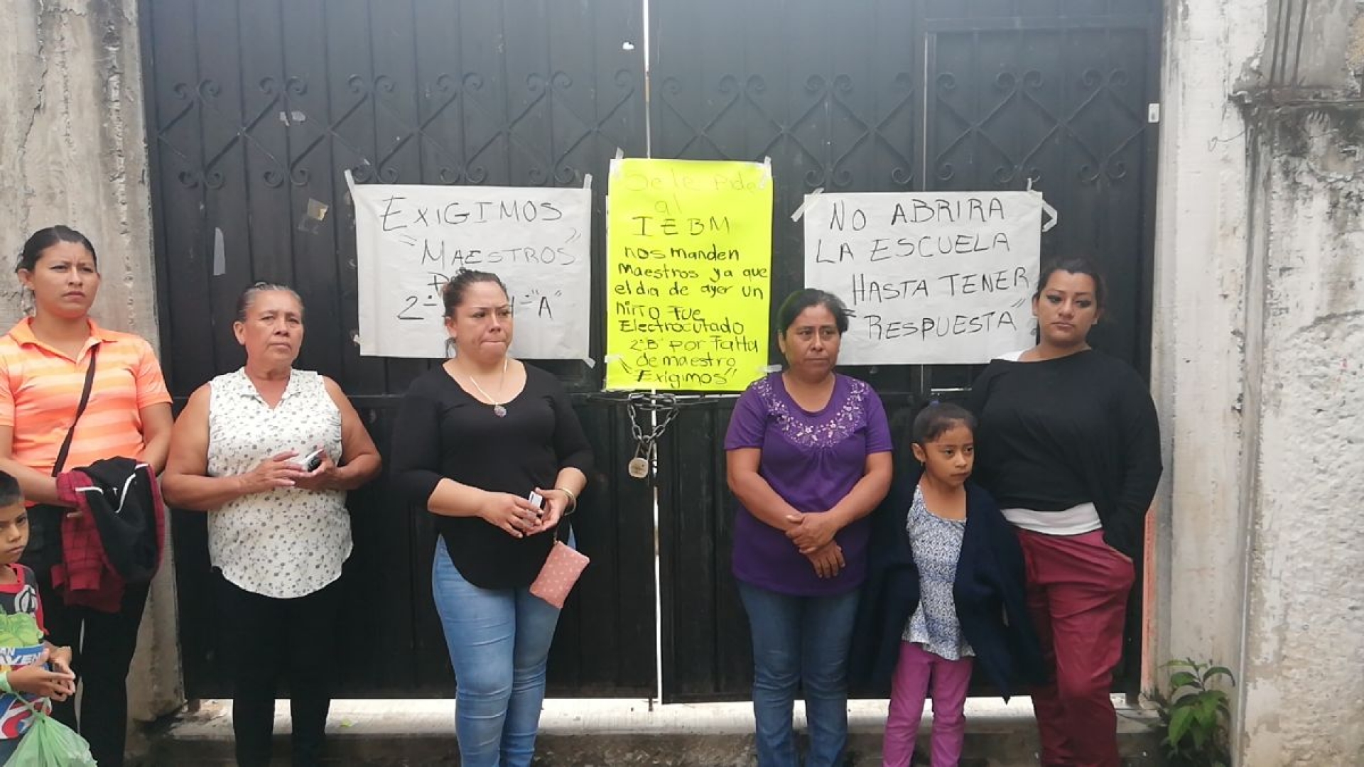 Cierran escuela en protesta porque un alumno recibió una descarga en el patio de juegos