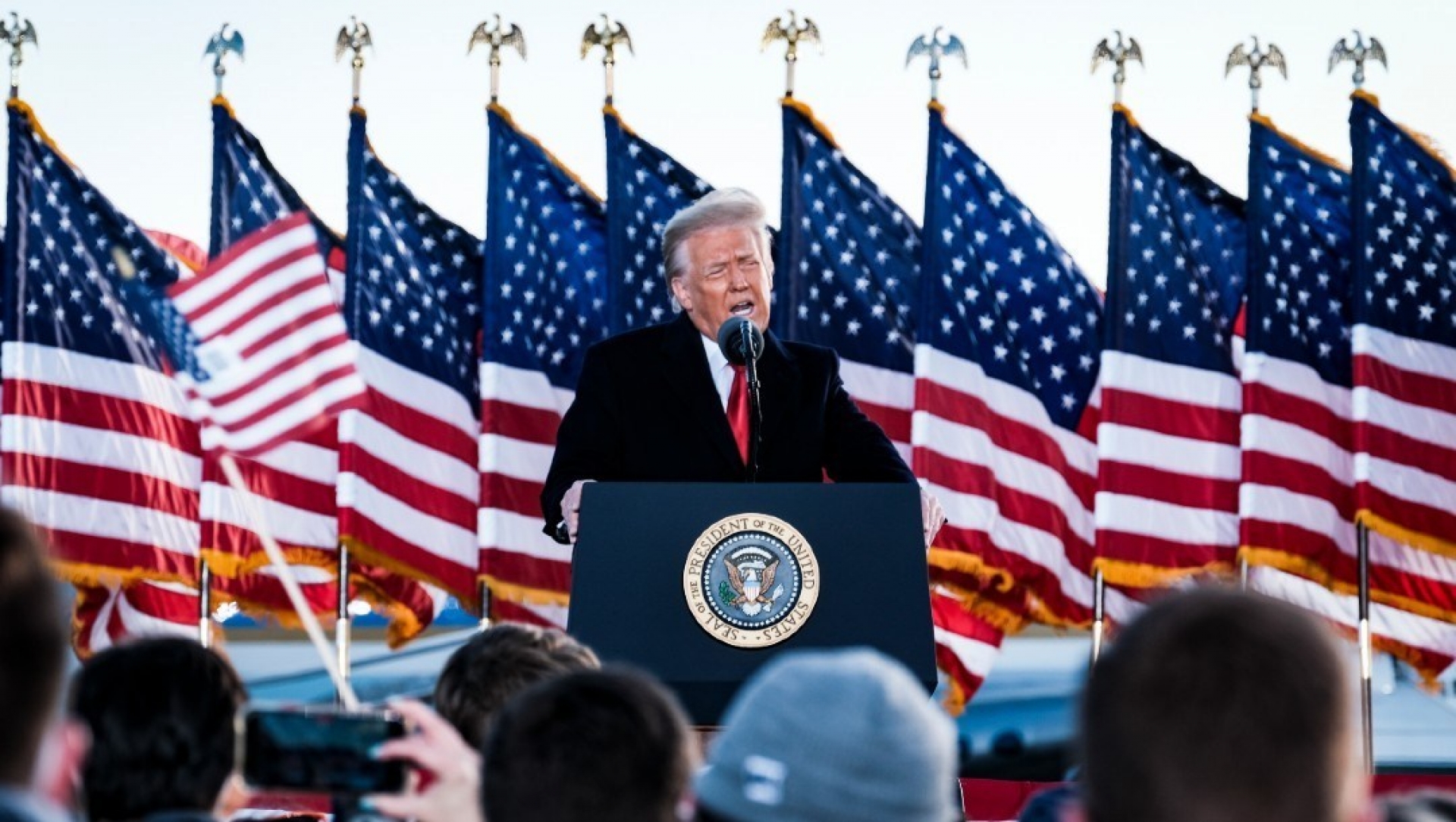 Trump anuncia abogados que dirigirán su defensa en juicio político