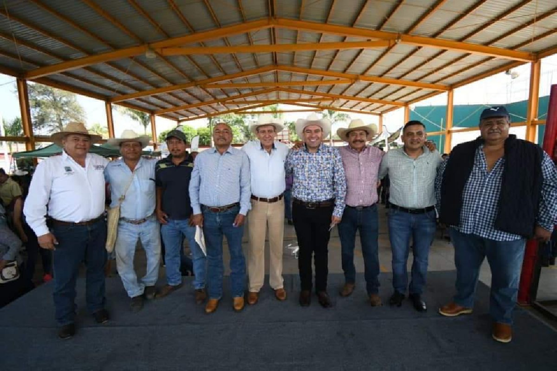 Entrega alcalde de Yautepec apoyos a productores del campo