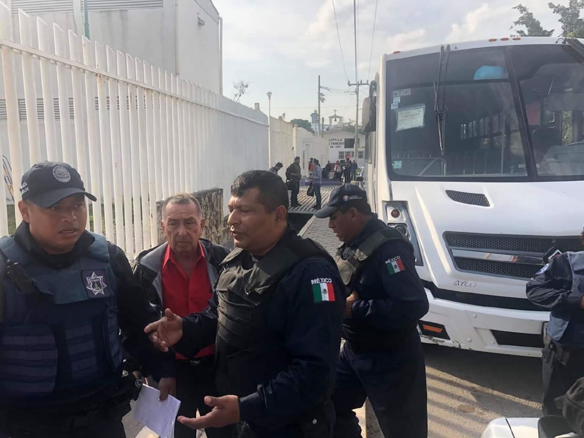 Dañan autobús que transportaba a universitarios en Yautepec