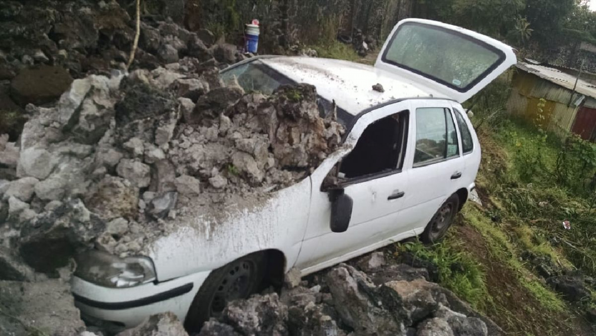 Cae barda sobre un auto en Ocotepec