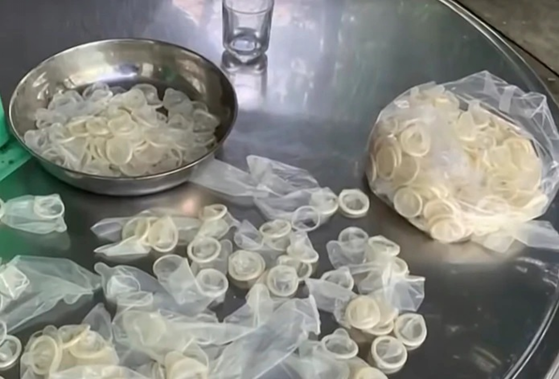 Limpiaban condones usados para revenderlos