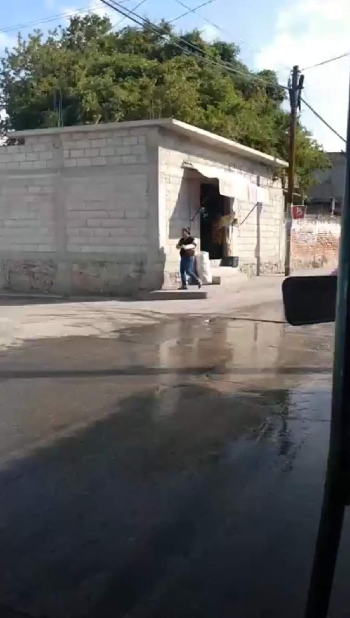 Los vecinos aun arrojan sus aguas residuales a las calles