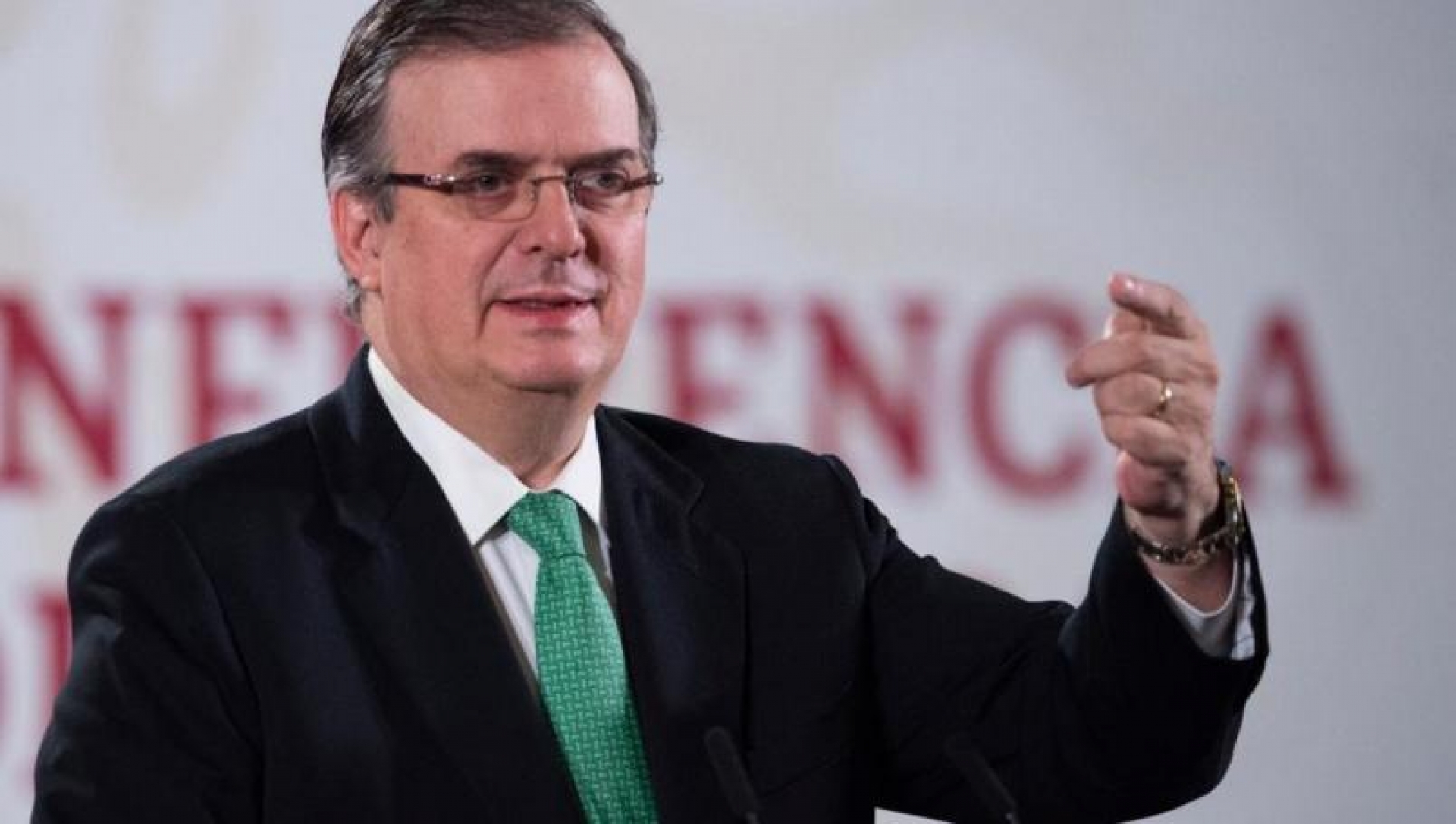 Chocan Marcelo Ebrard y presidente del Salvador por supuestos pasajeros con coronavirus