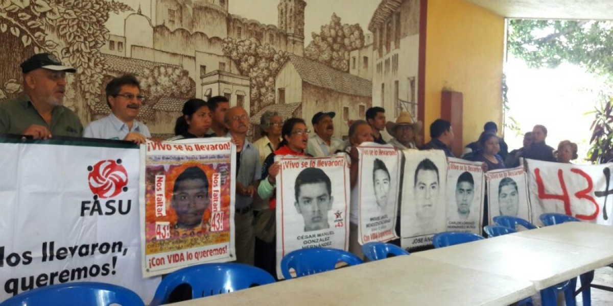 Llega a Morelos caravana de padres de los 43 normalistas de Ayotzinapa