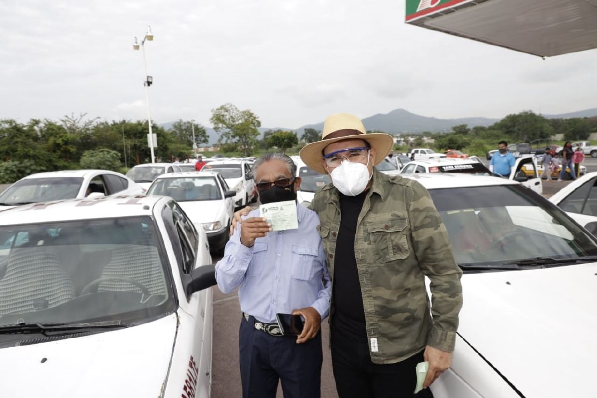 Taxistas de Yautepec reciben despensas y vales de gasolina