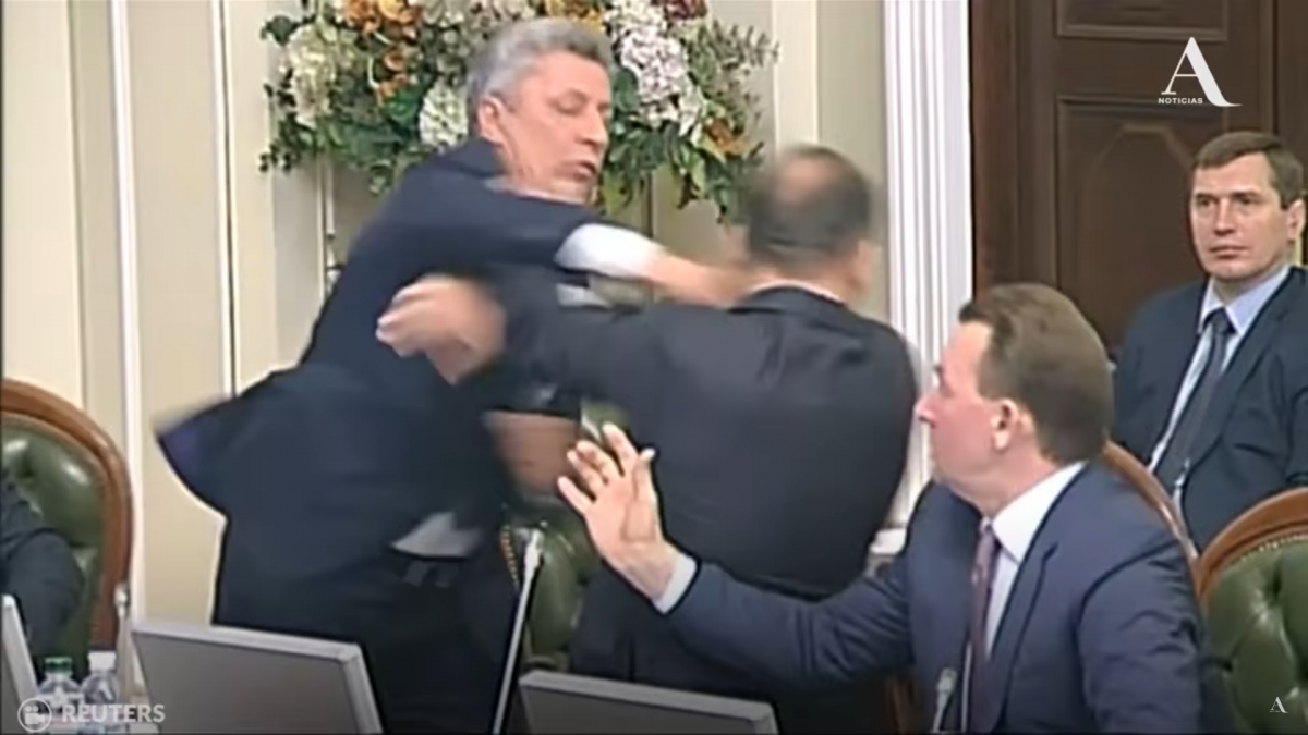 Puñetazos en el parlamento ucraniano