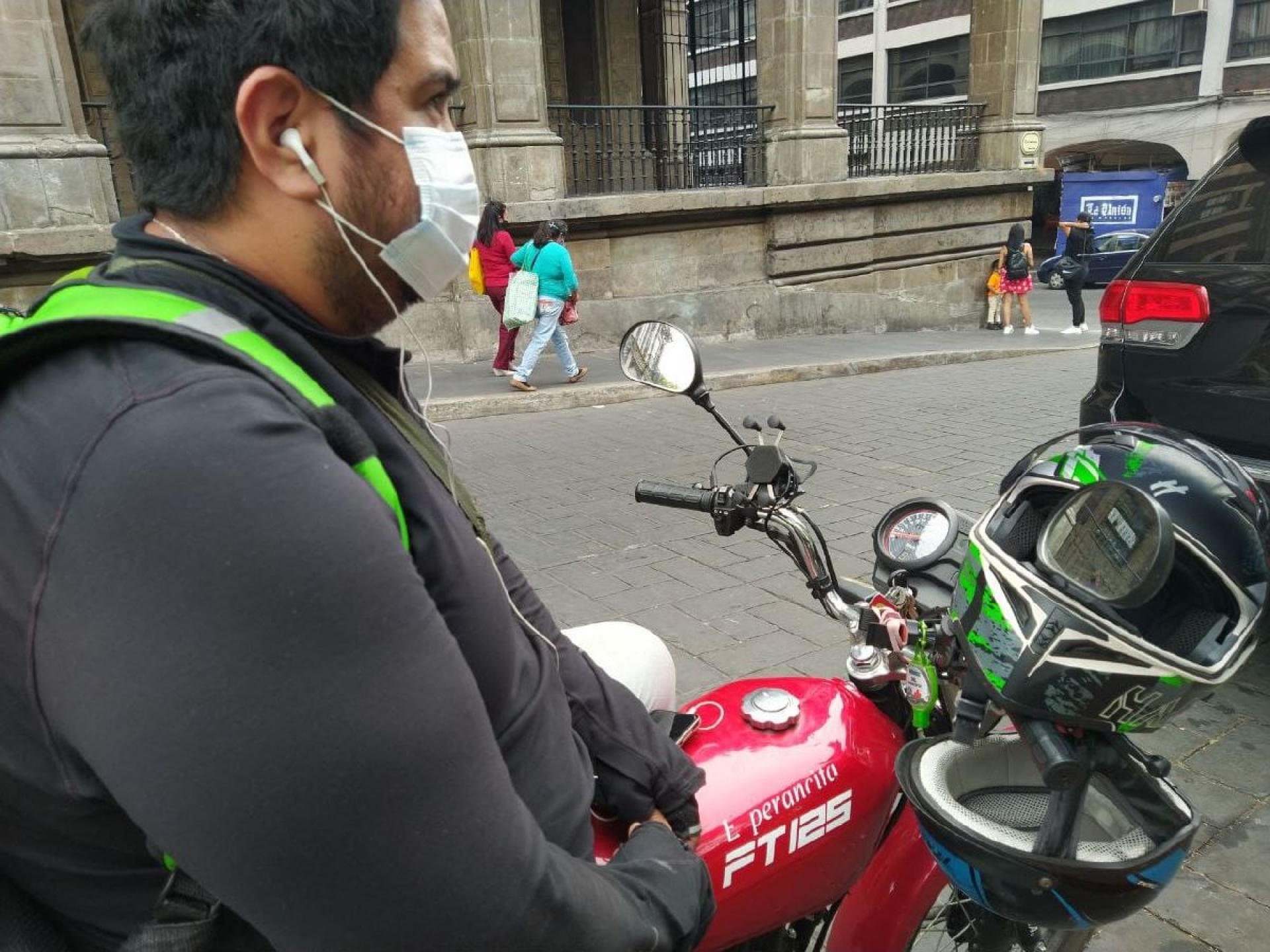 Ingeniero industrial reparte comida en Uber Eats