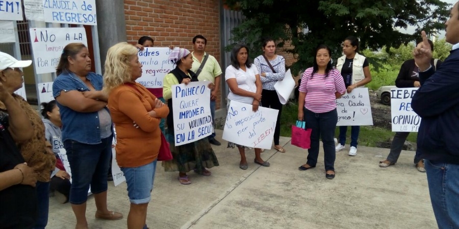 Toman padres de familia y antorchistas instalaciones de telesecundaria