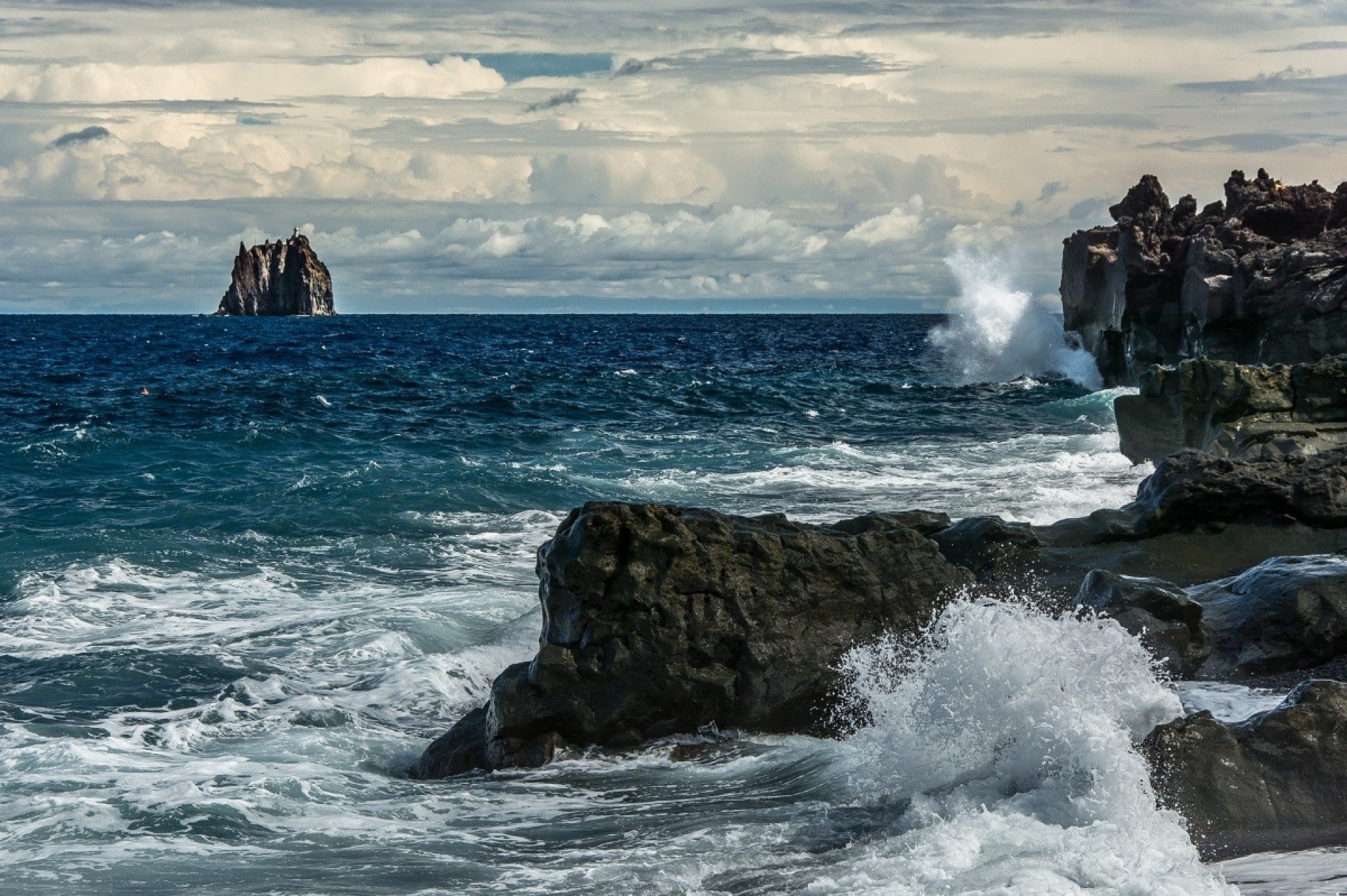La primera planta generadora de energía por medio de olas del mar de México estará en Manzanillo, Colima