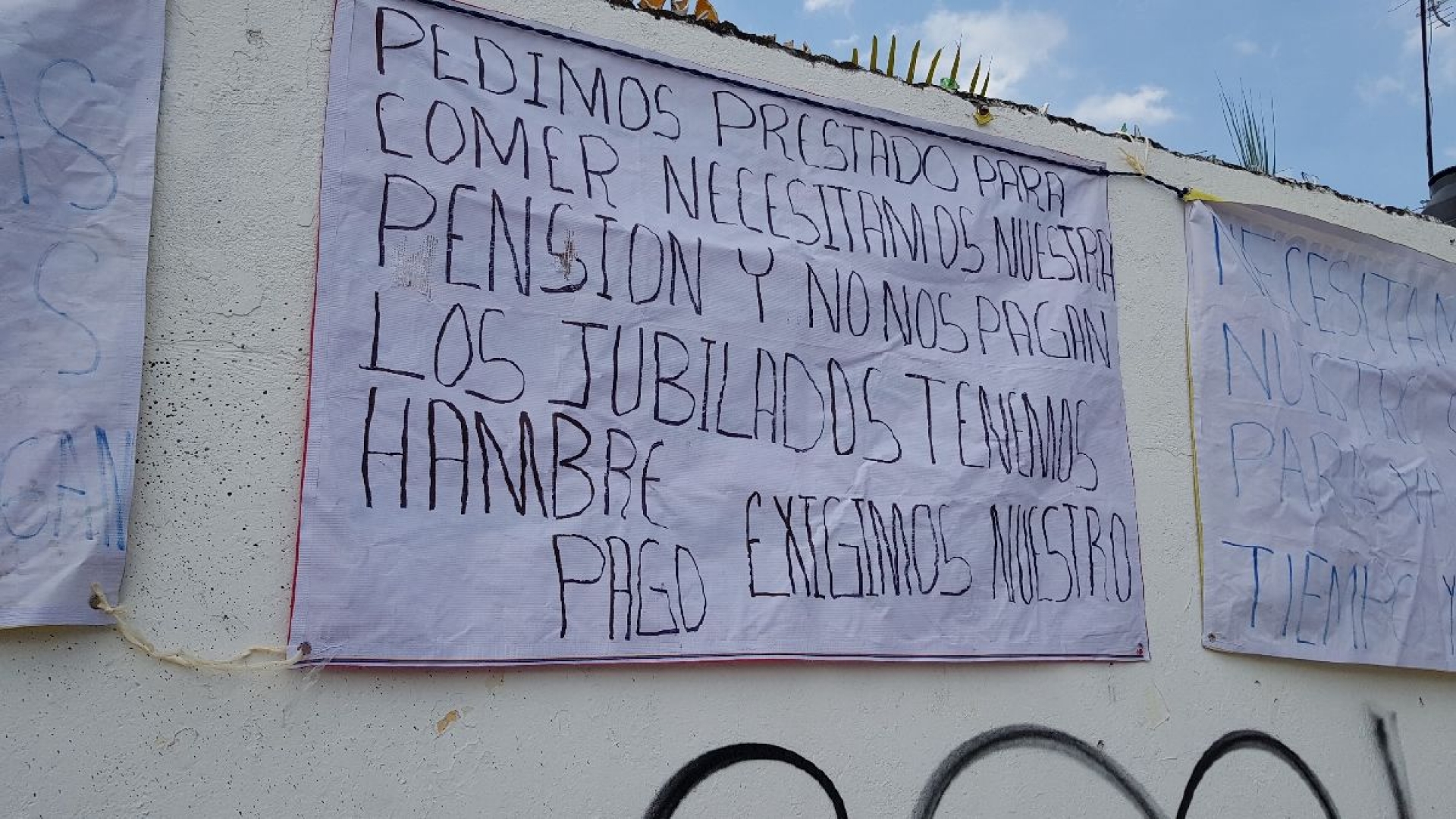 Jubilados y pensionados de Cuautla protestan por retraso en pago de quincenas