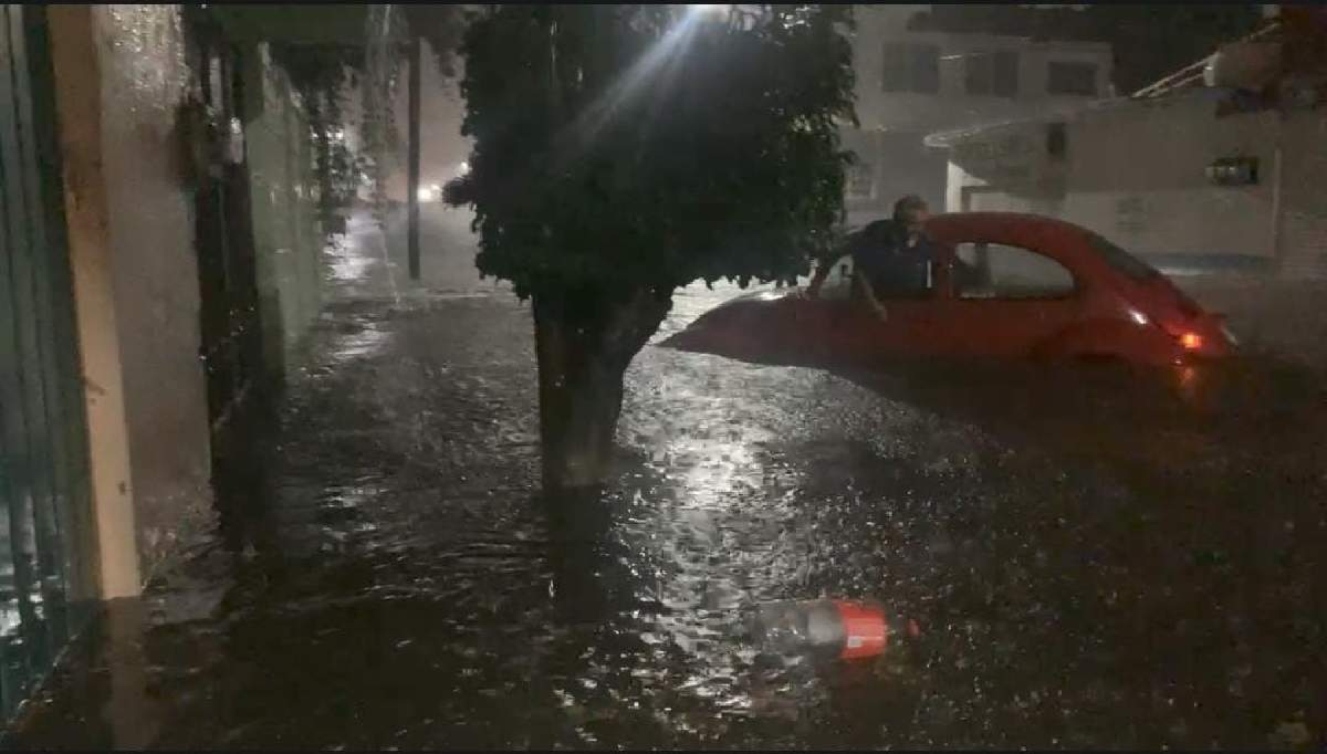Lluvias ocasionan desbordamiento de barrancas y encharcamientos