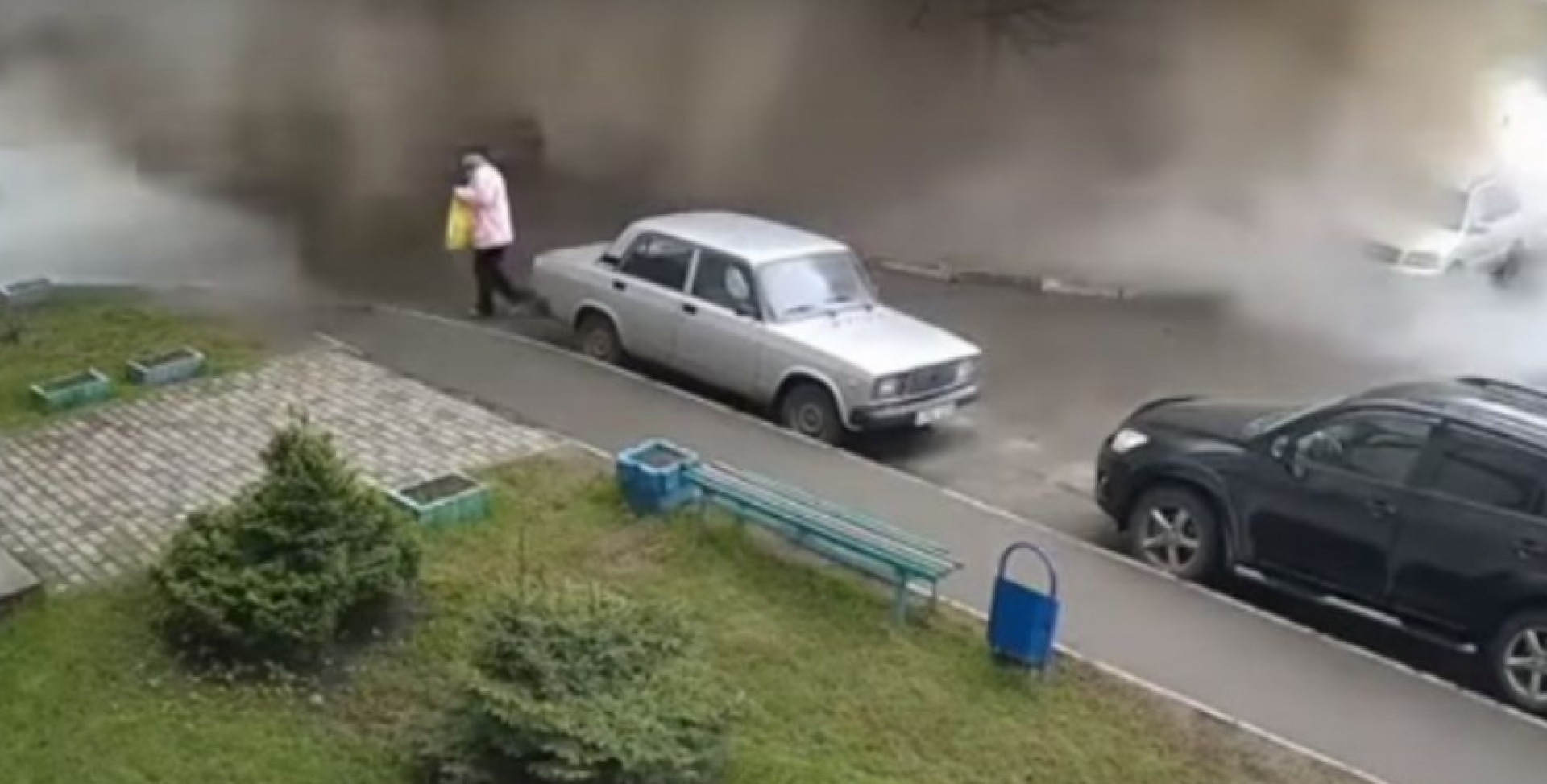 Abuelita pasea por las calles ¡y termina llena de heces fecales! (VIDEO)