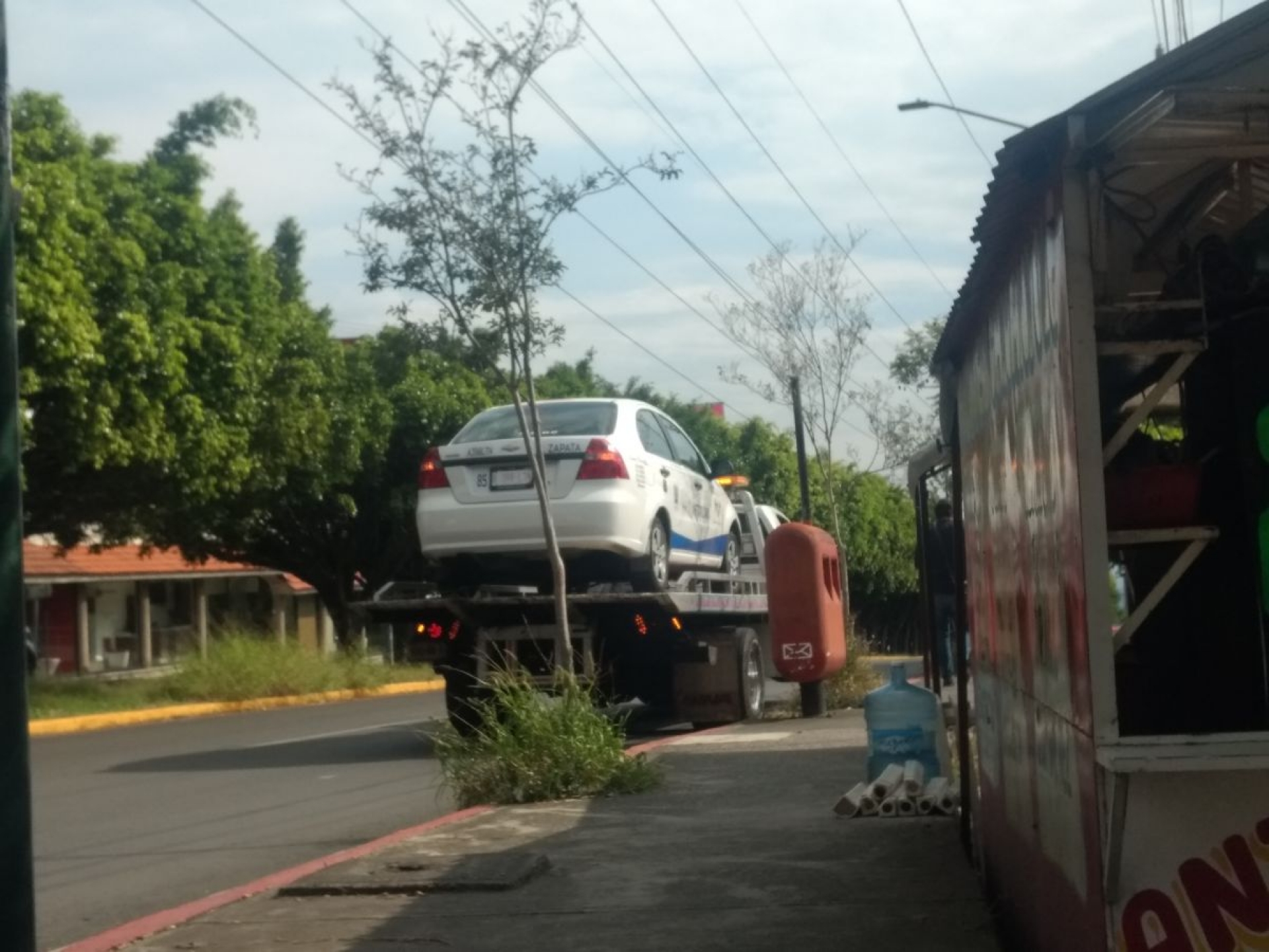 Atropella taxi a una mujer de 70 años
