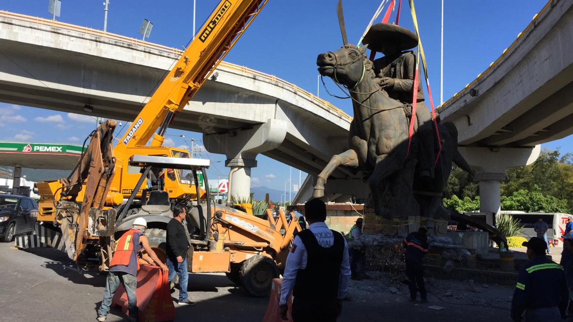 Realizan desmontaje de estatua ecuestre de Emiliano Zapata