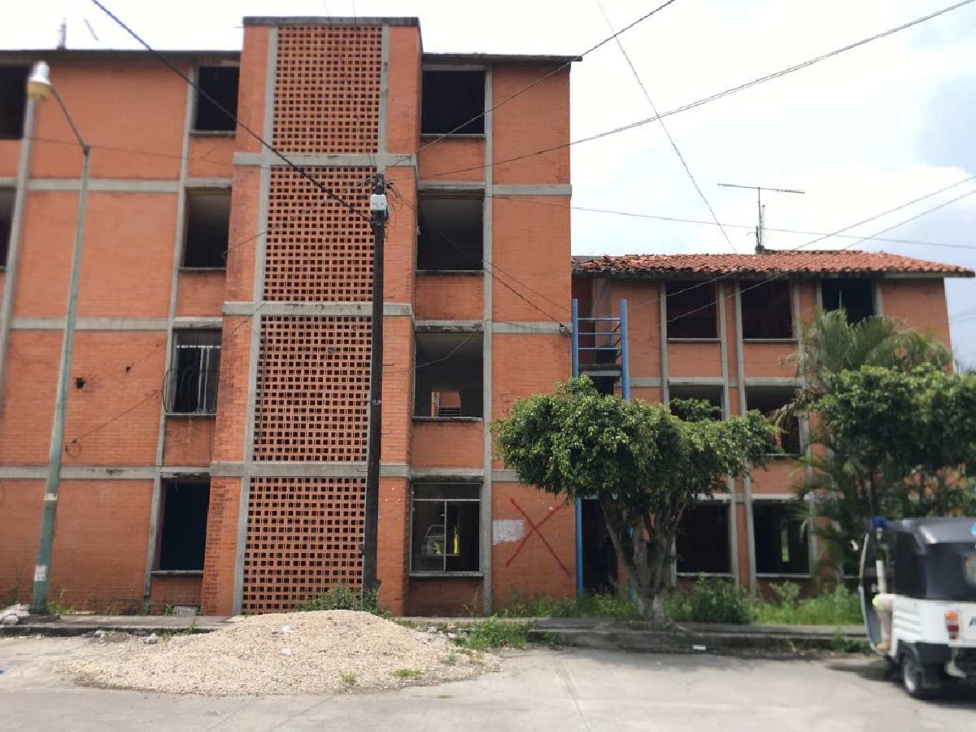 Estudios revelan daños graves en la Unidad Infonavit de Tetelcingo