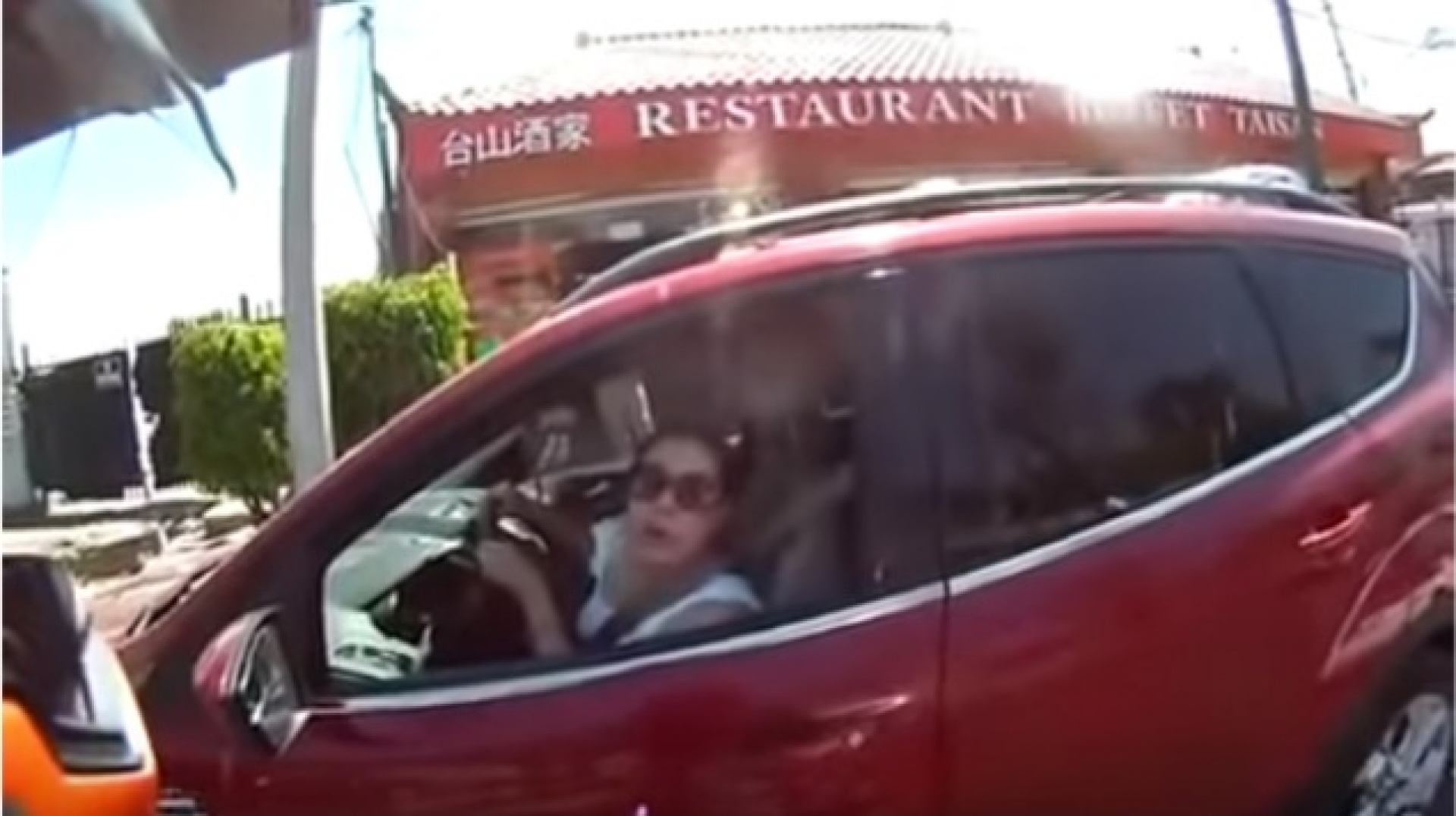 VIDEO: Mujer se impacta contra taxi por discutir con un motociclista y le llaman #LadyGorda