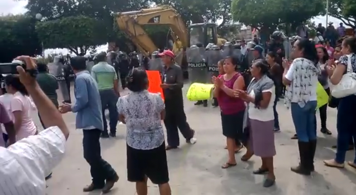 Conato de enfrentamiento en Temoac por remodelación del zócalo