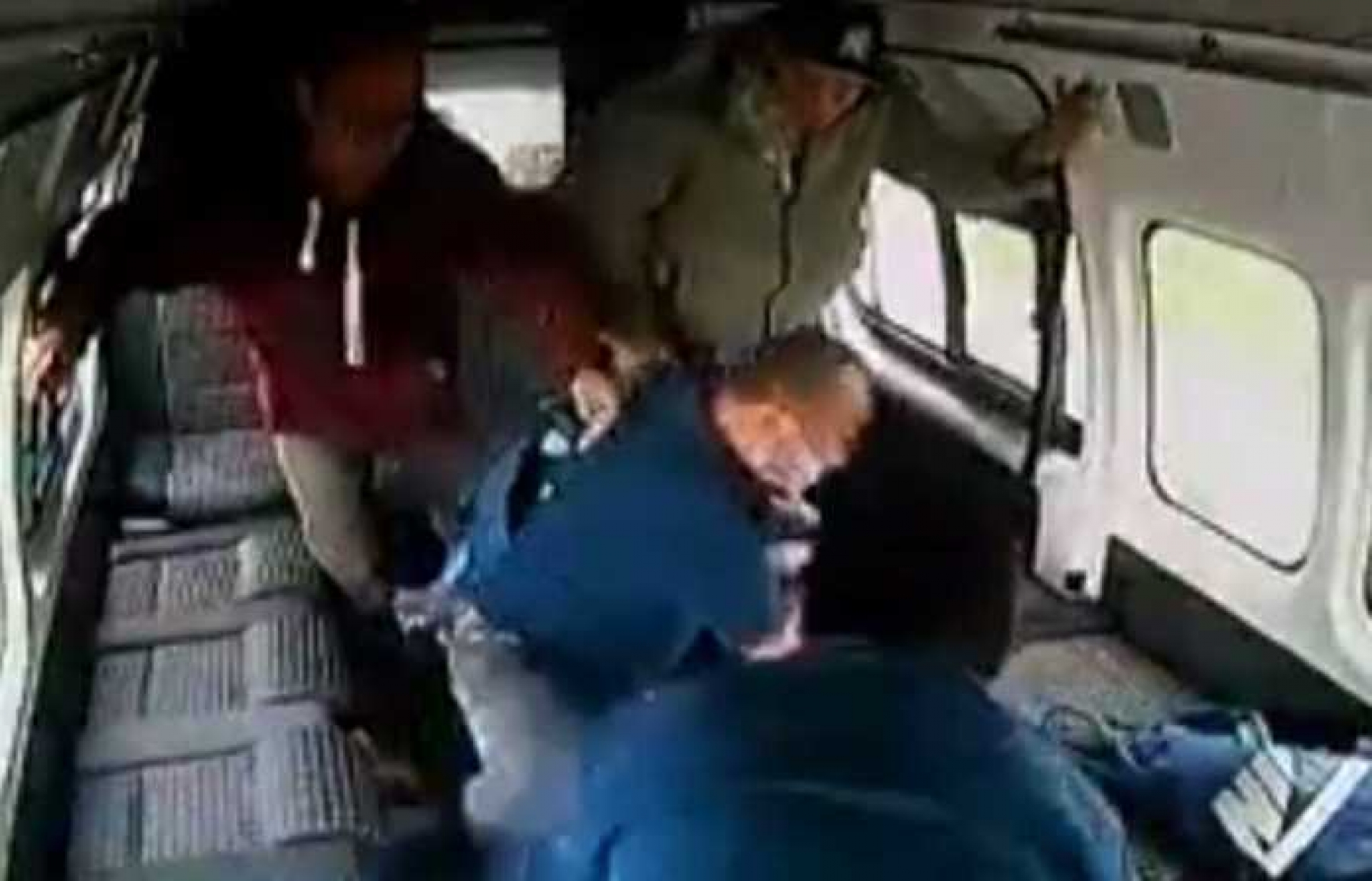Pasajeros se defienden de ladrón y le dicen: 'Para que sepas lo que se siente'