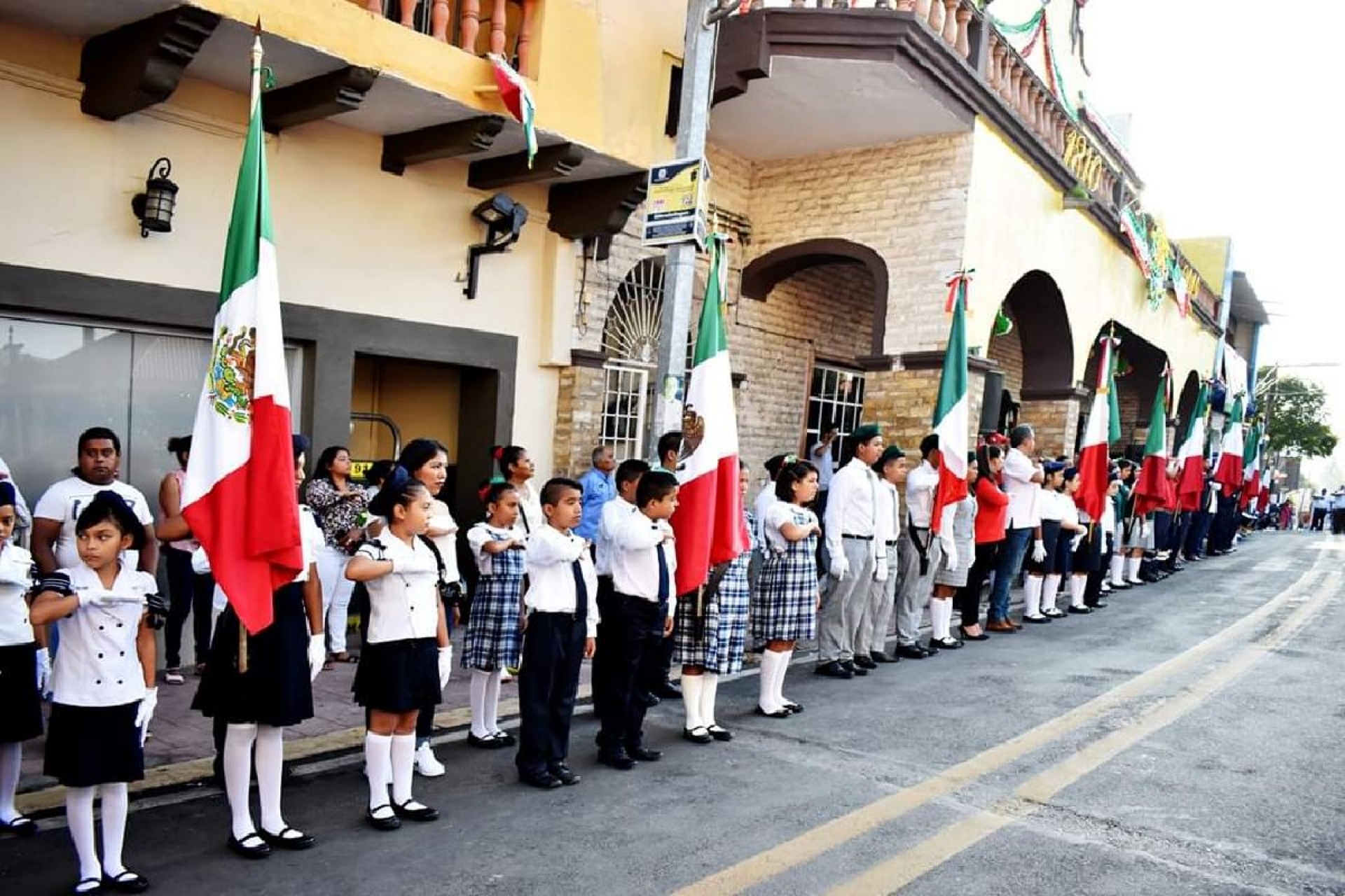 Culminan con saldo blanco los desfiles en el surponiente