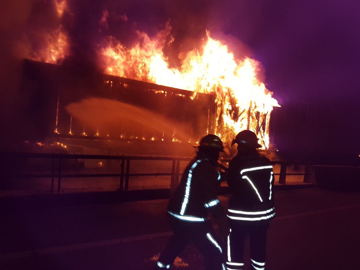Mientras dormías: Tráiler que transportaba gas natural se incendió en la autopista