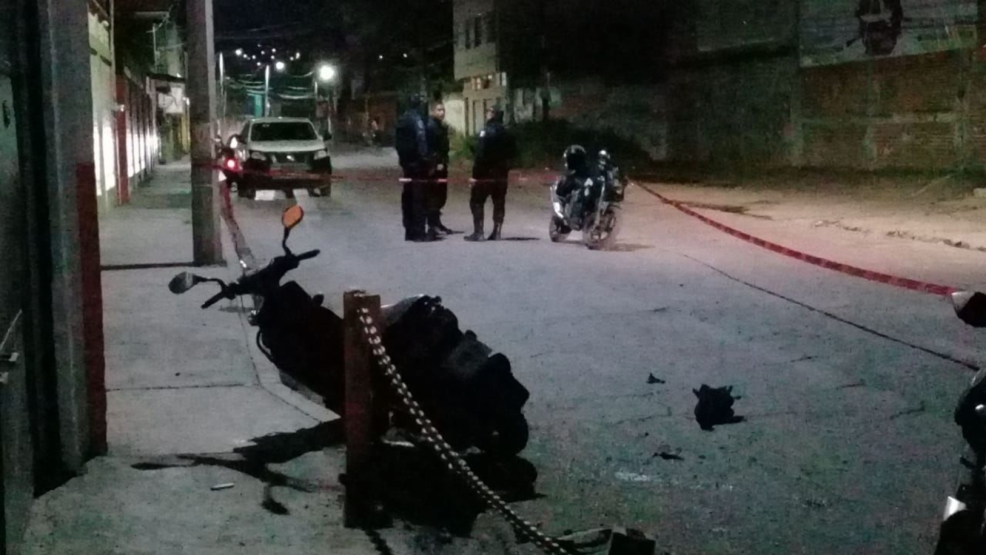 Muere motociclista al ser embestido por un auto