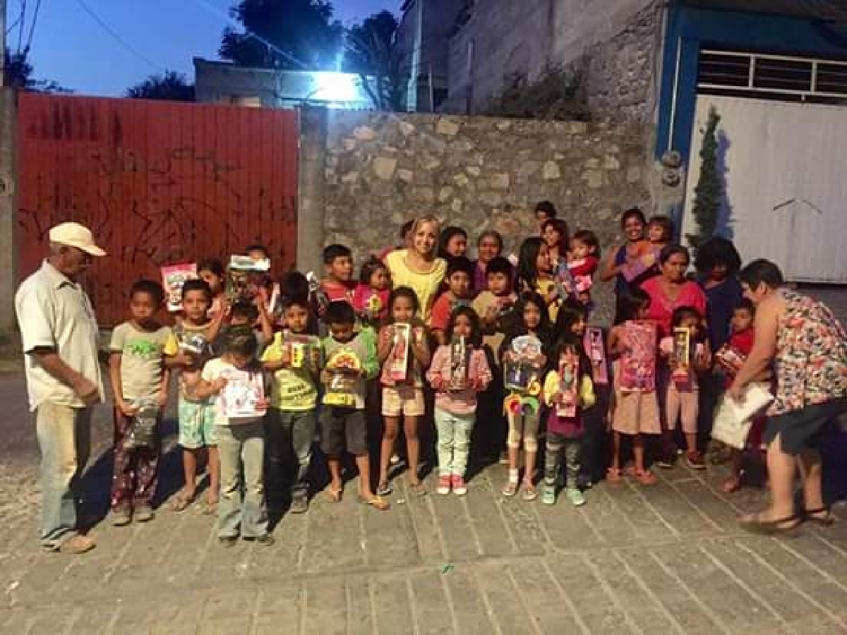 La presidenta del DIF Yautepec entregó presentes y despensas a familias que viven en extrema pobreza