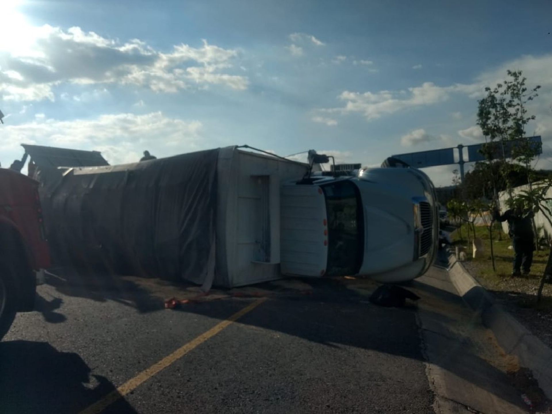 Vuelca camión en la autopista México-Acapulco