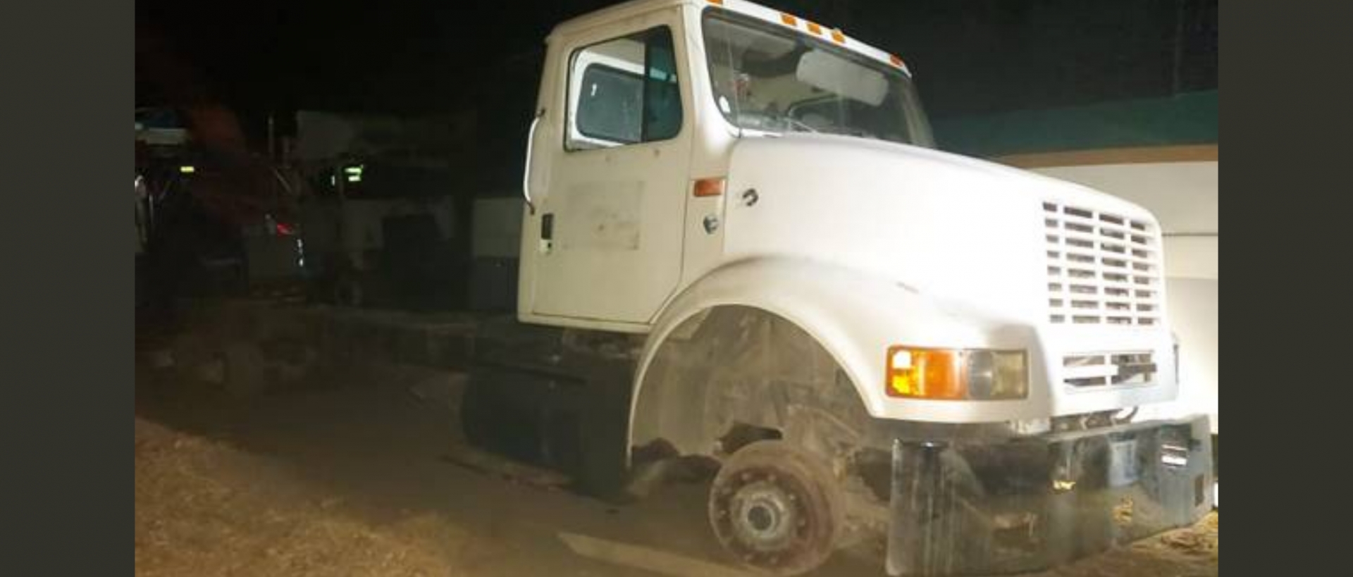 Encuentran un tráiler desvalijado en Sierra Encantada