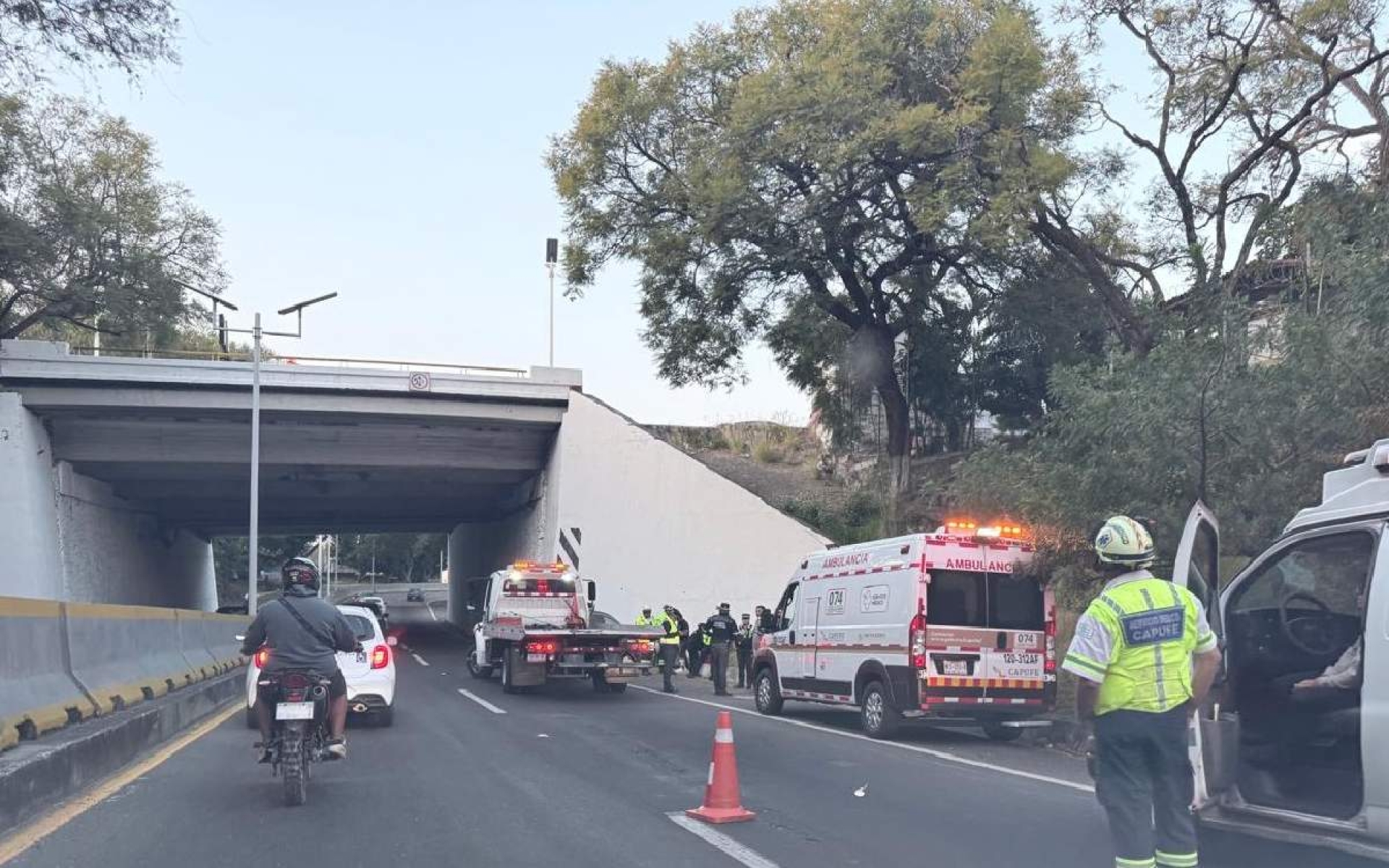 Se impacta camioneta contra un puente
