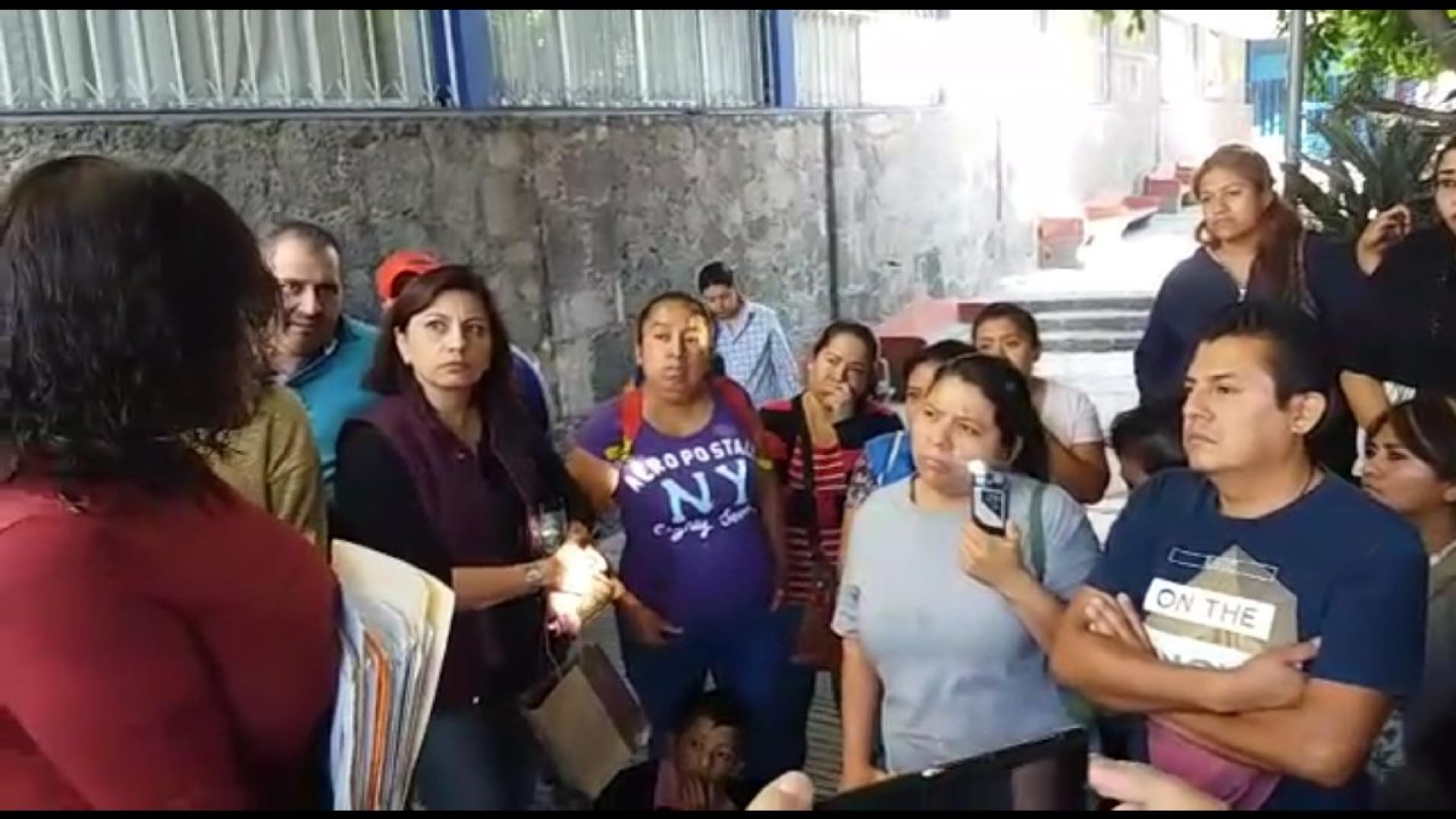Padres de familia protestan por un conflicto gremial en escuela primaria