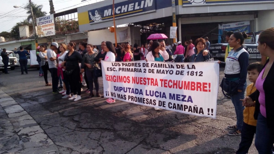 Padres de familia bloquean vialidades en Cuautla para exigir obra