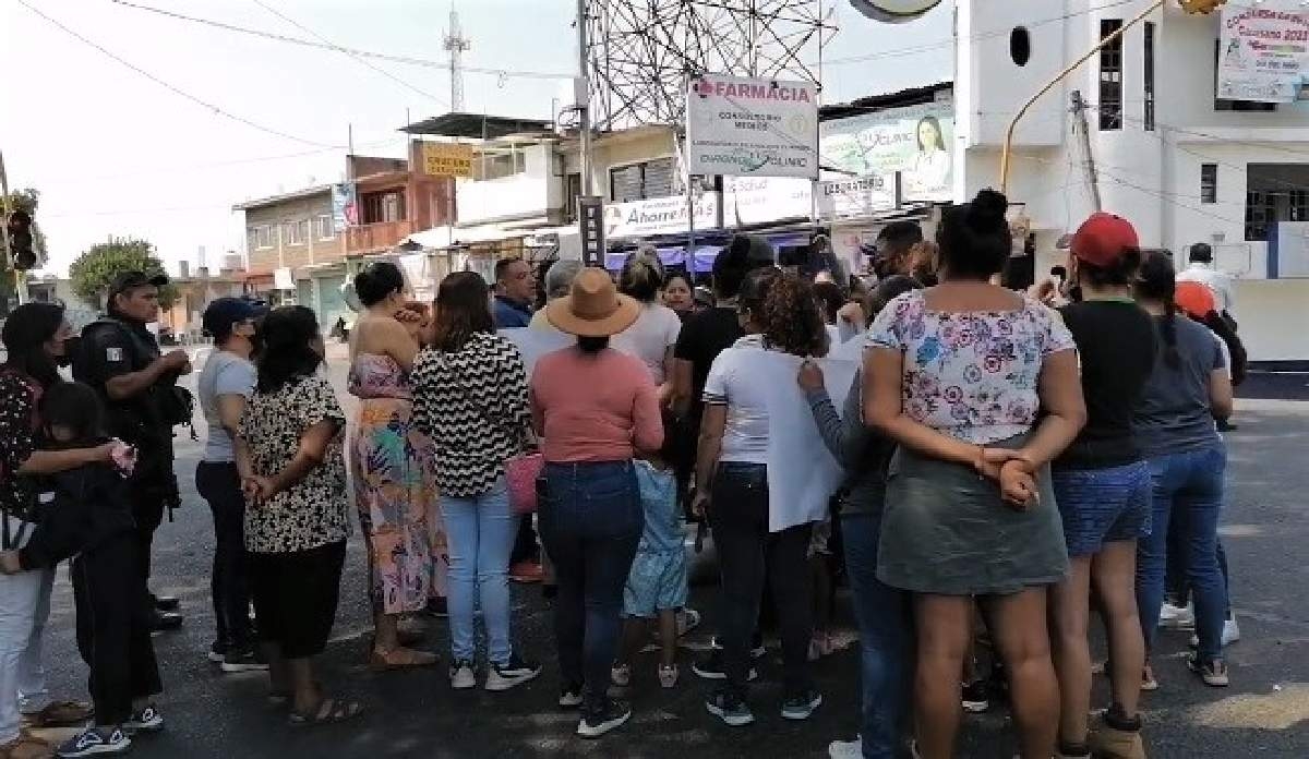 Bloquean carretera para exigir seguridad en escuela de Casasano