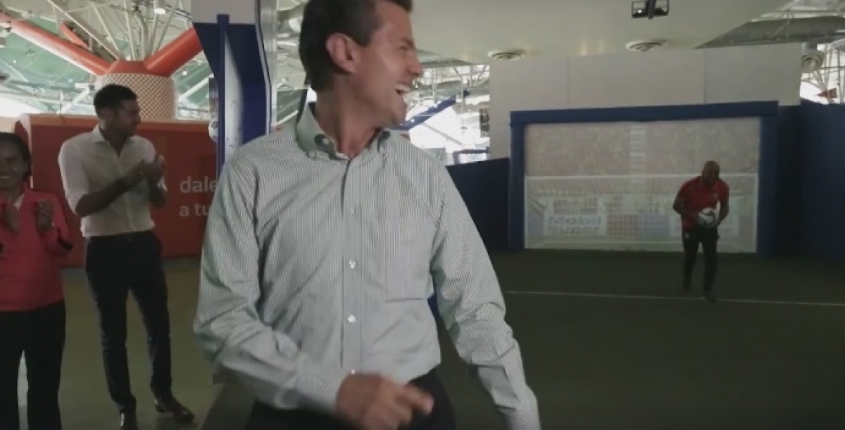 Peña Nieto le anota penal al ‘Conejo’ Pérez en su visita al Salón de la Fama