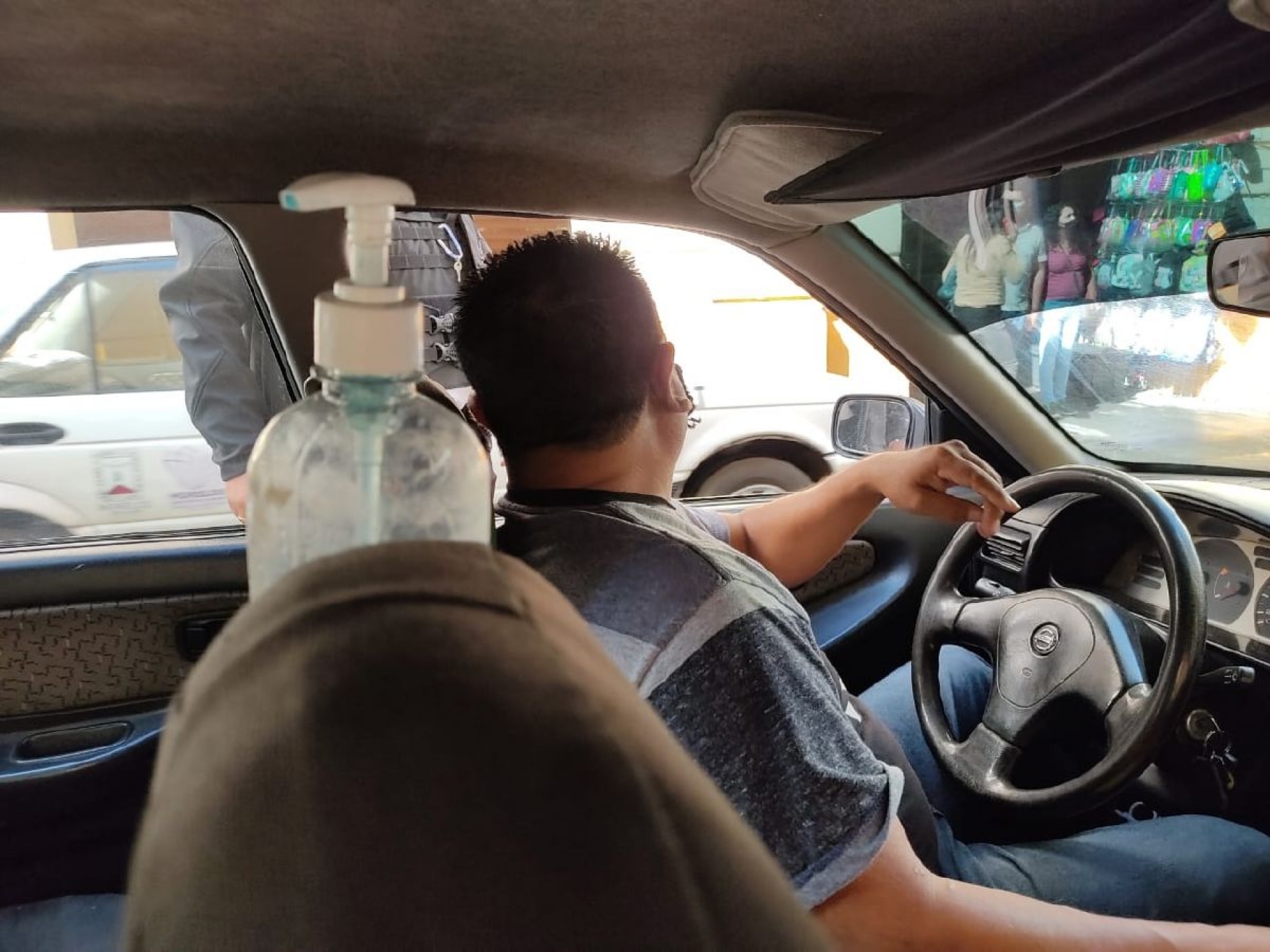 En su taxi lleva gel antibacterial