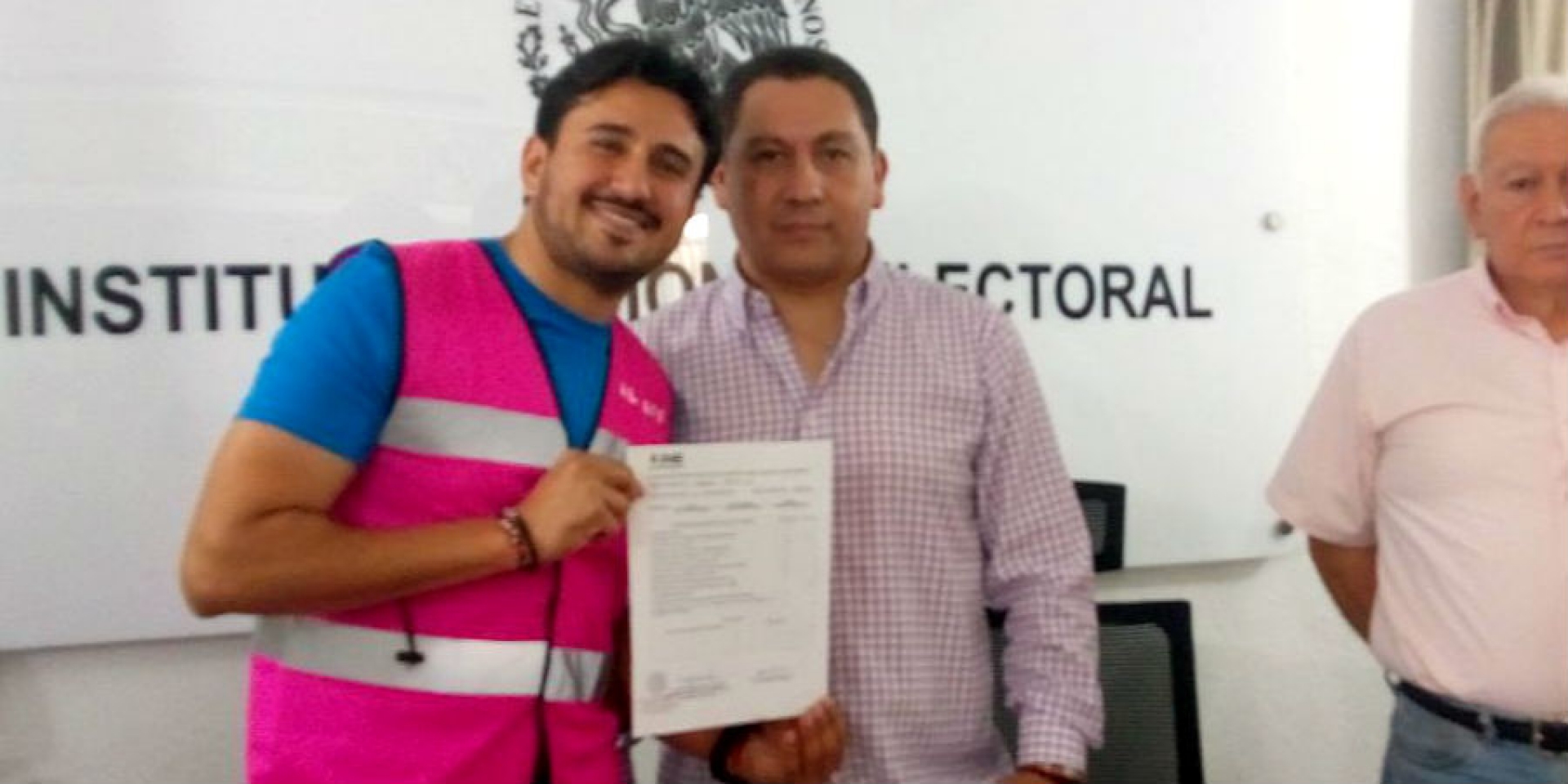 Presenta solicitud de registro candidato independiente por una diputación federal