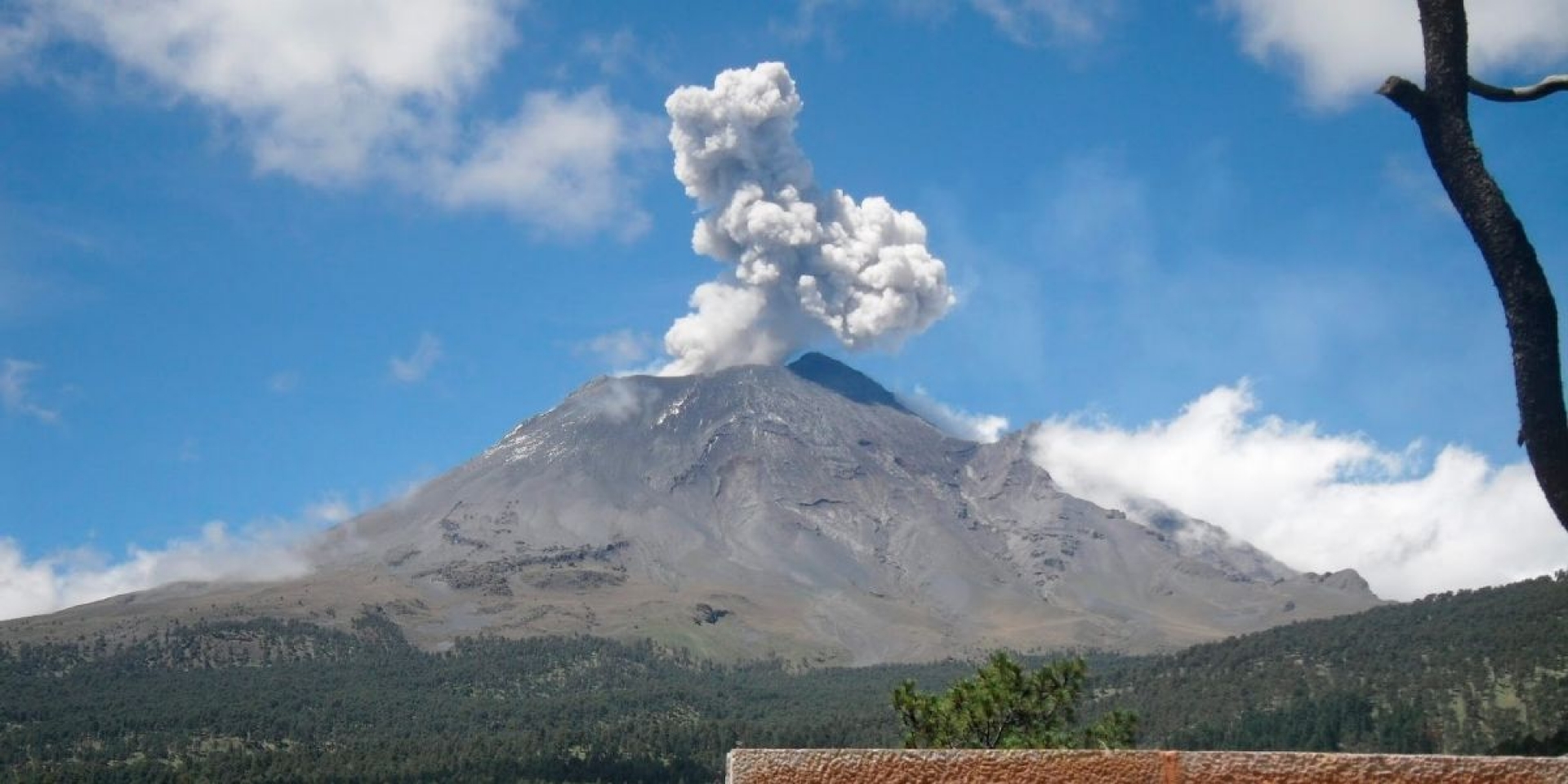 Presenta el Popocatépetl dos explosiones de ceniza
