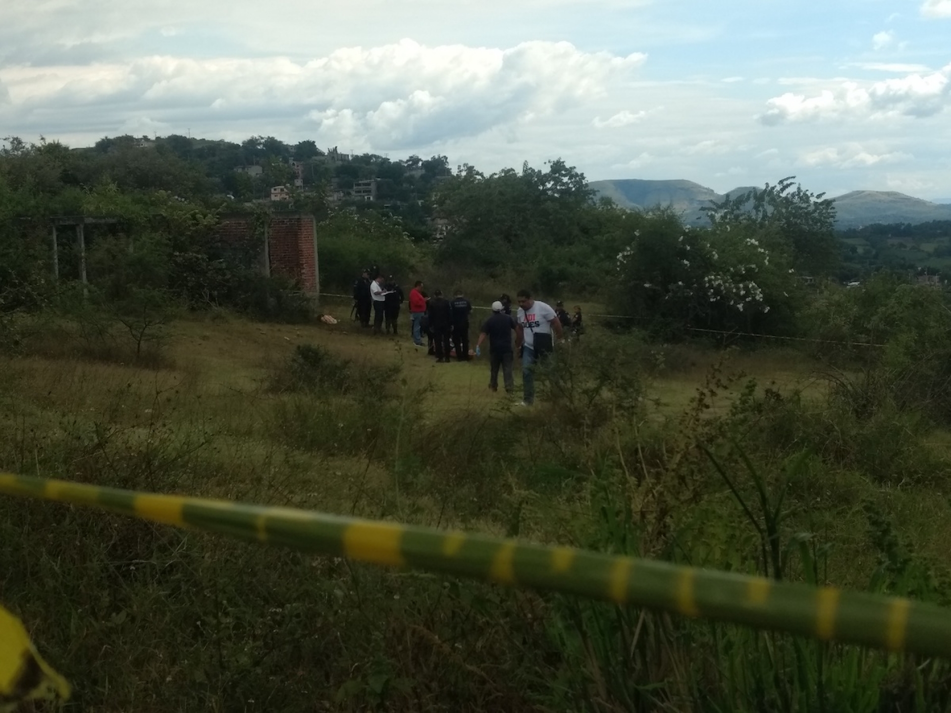 Encuentran a joven asesinado a balazos a un costado de la carretera Aeropuerto-Tepetzingo