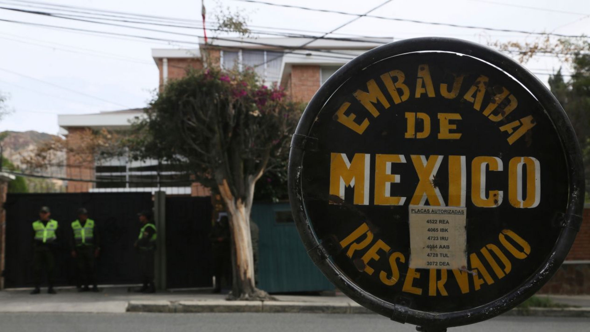 Presidenta interina de Bolivia expulsa a embajadora de México
