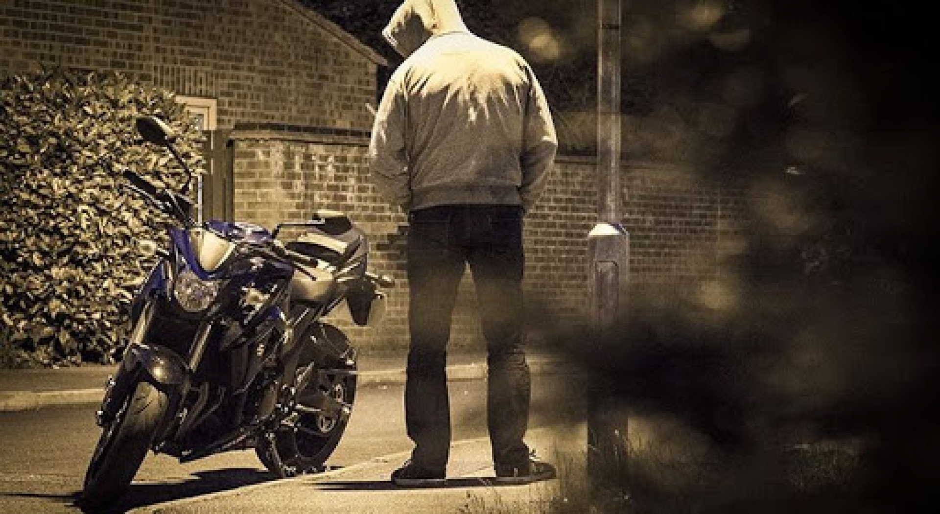 Le robaron su moto mientras compraba la cena