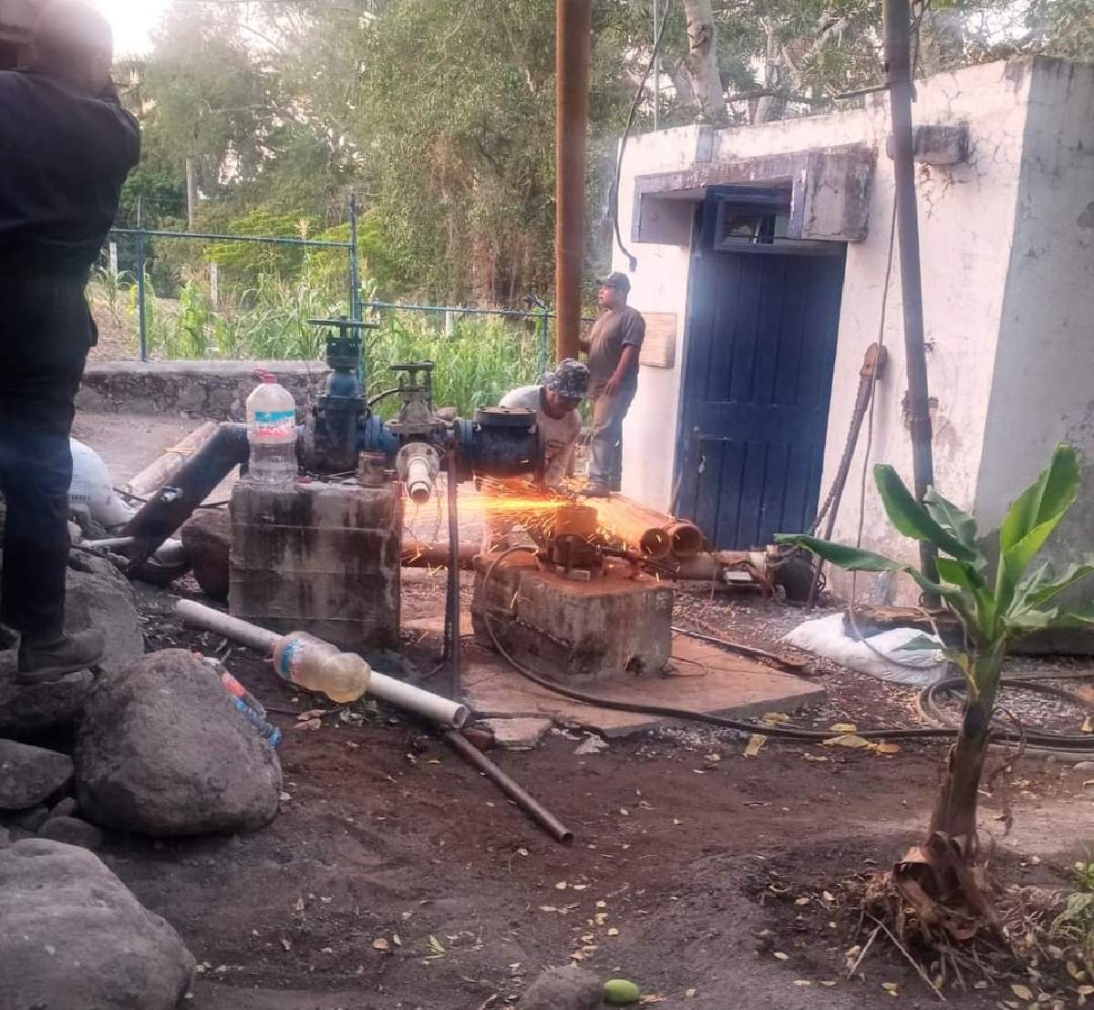Por fallas en bomba, se quedan sin agua en la cabecera de Miacatlán