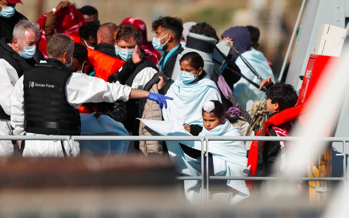 Reino Unido amenaza con enviar barcos de inmigrantes de vuelta a Francia