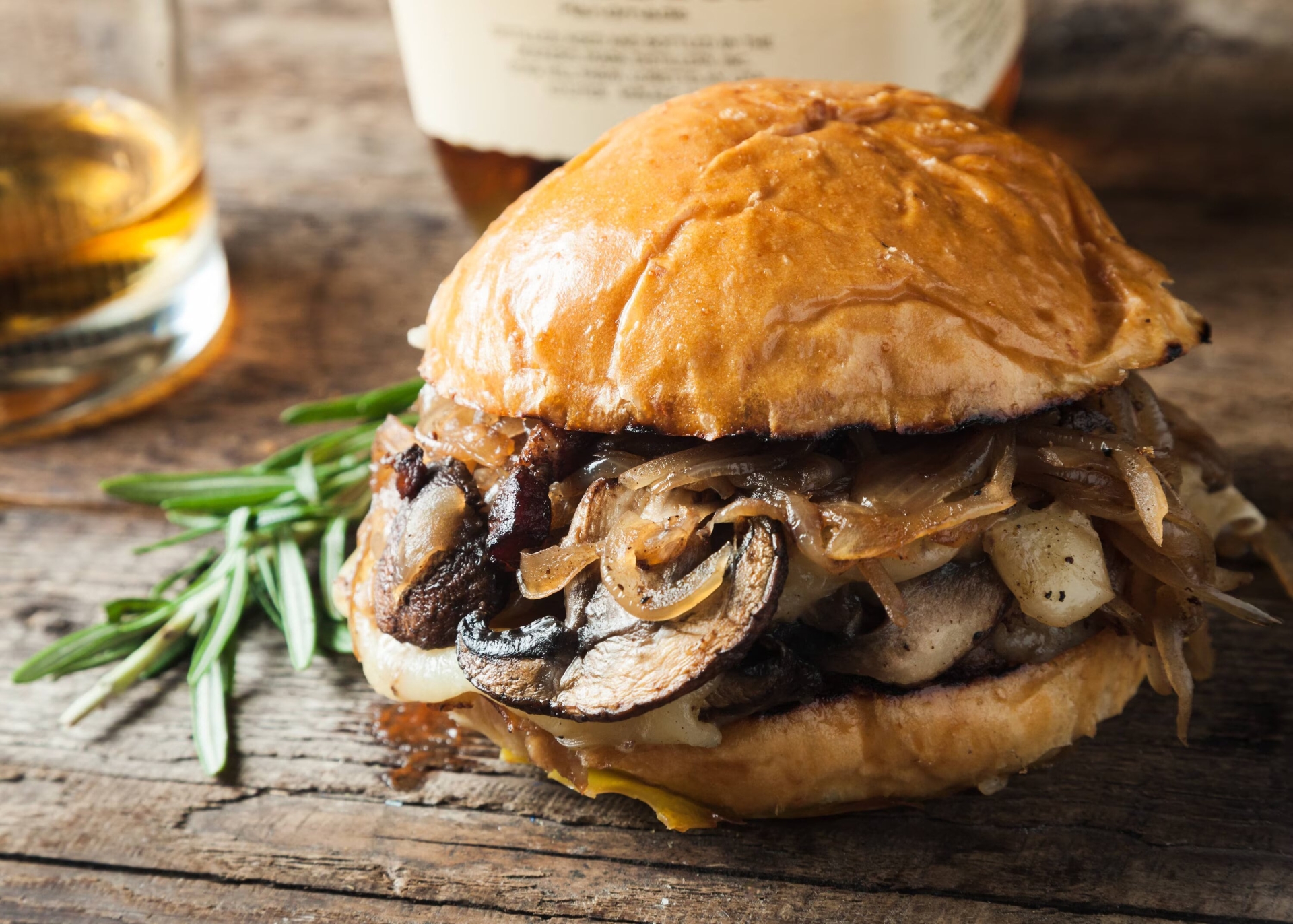 Disfruta la temporada de hongos con una hamburguesa vegetariana