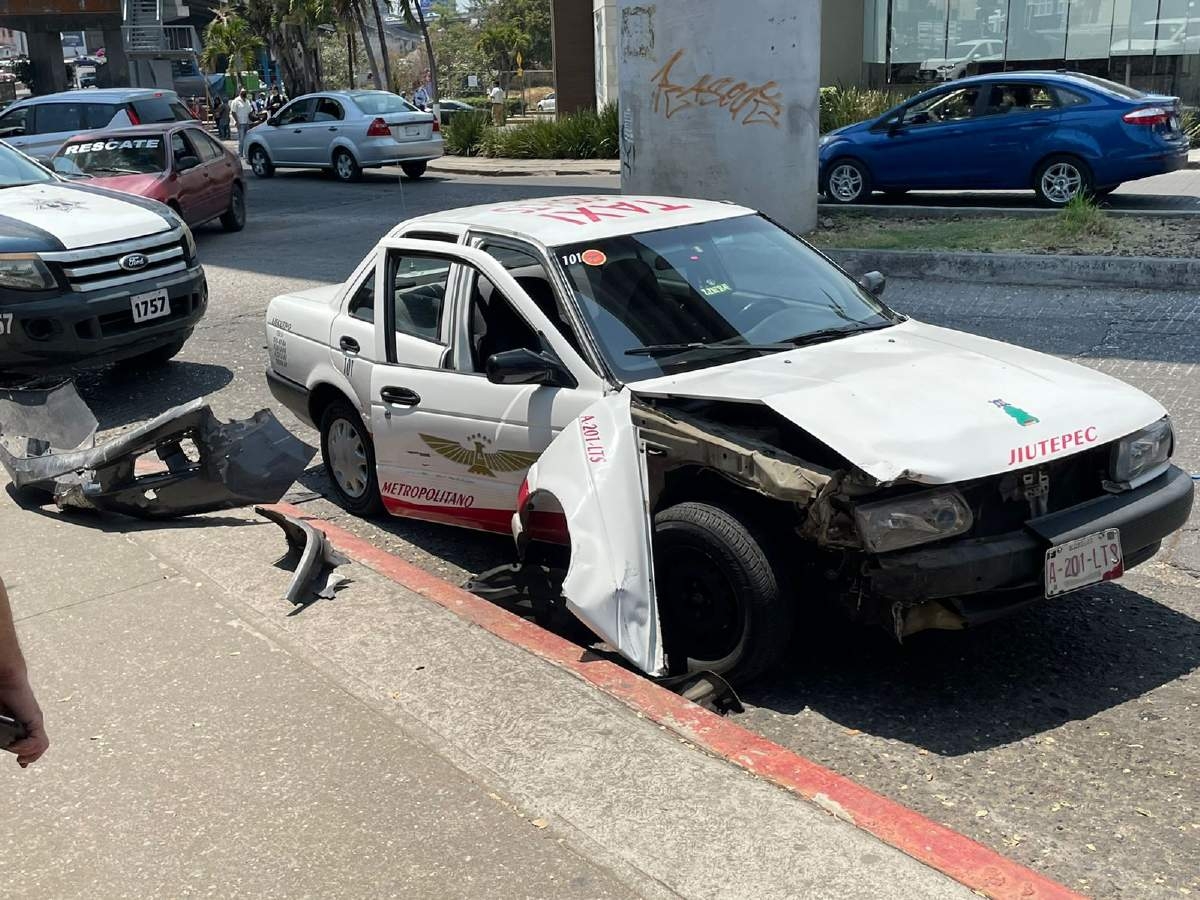 Arrolló a un motociclista, tiró un anuncio y dañó un taxi