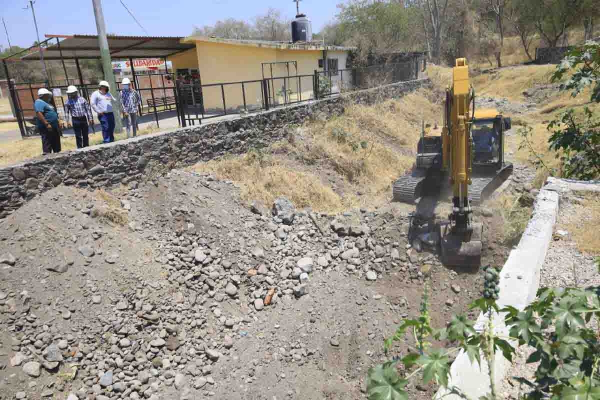 En marcha, trabajos de desazolve en colonia de Zacatepec