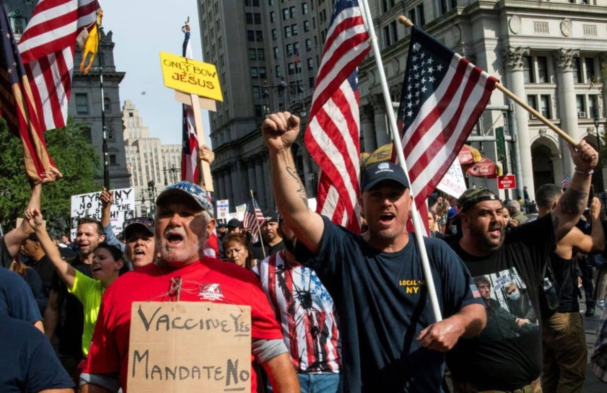 Protestan contra mandato de vacunación contra COVID-19 en Nueva York