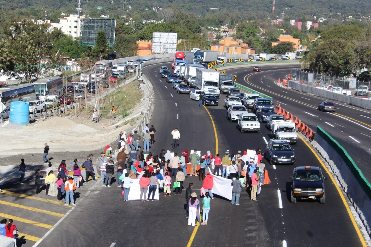 Bloquean accesos a Cuernavaca en apoyo a alcalde
