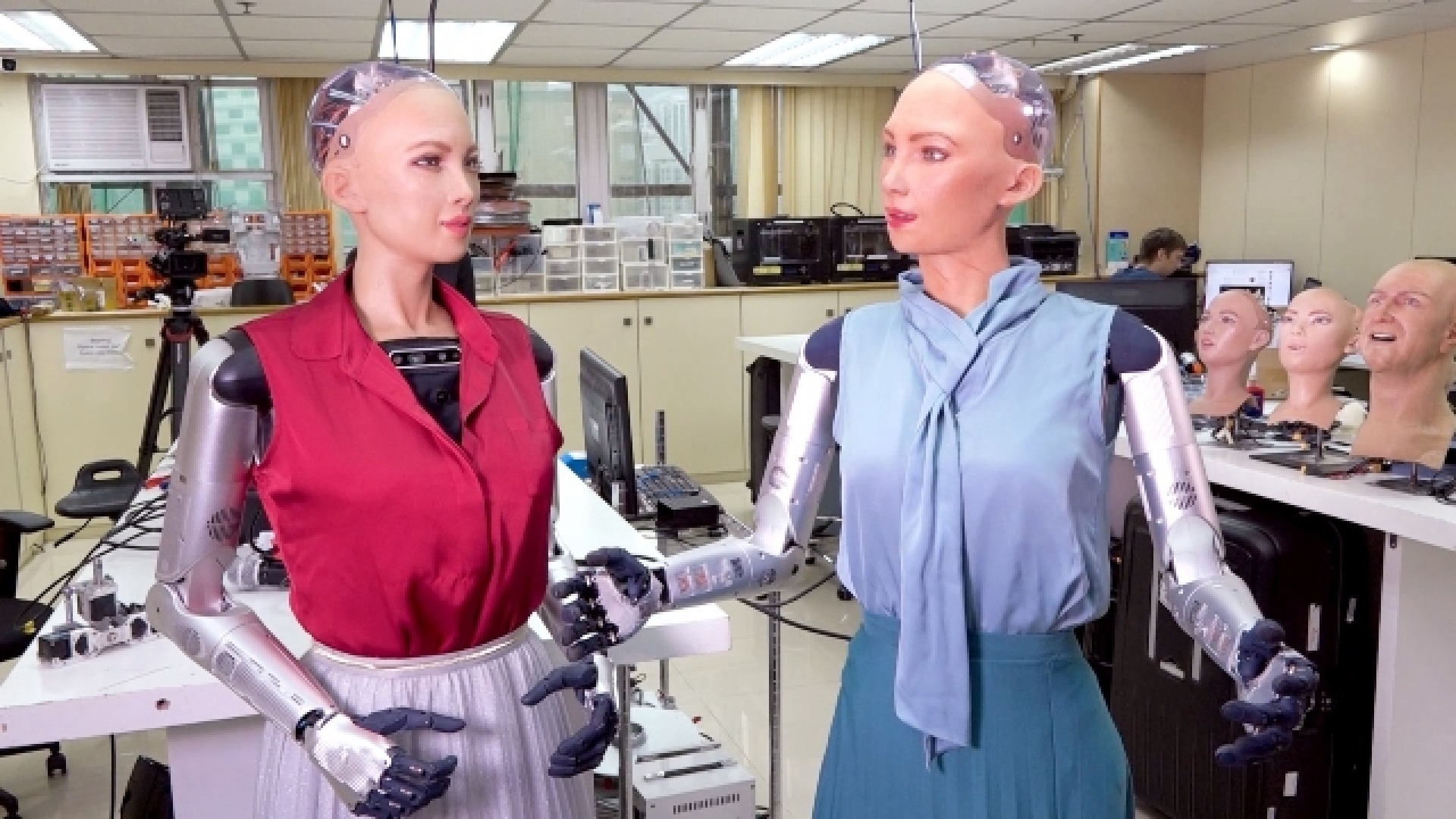 Los creadores del robot Sophia planean fabricarla en masa para combatir la soledad en el encierro