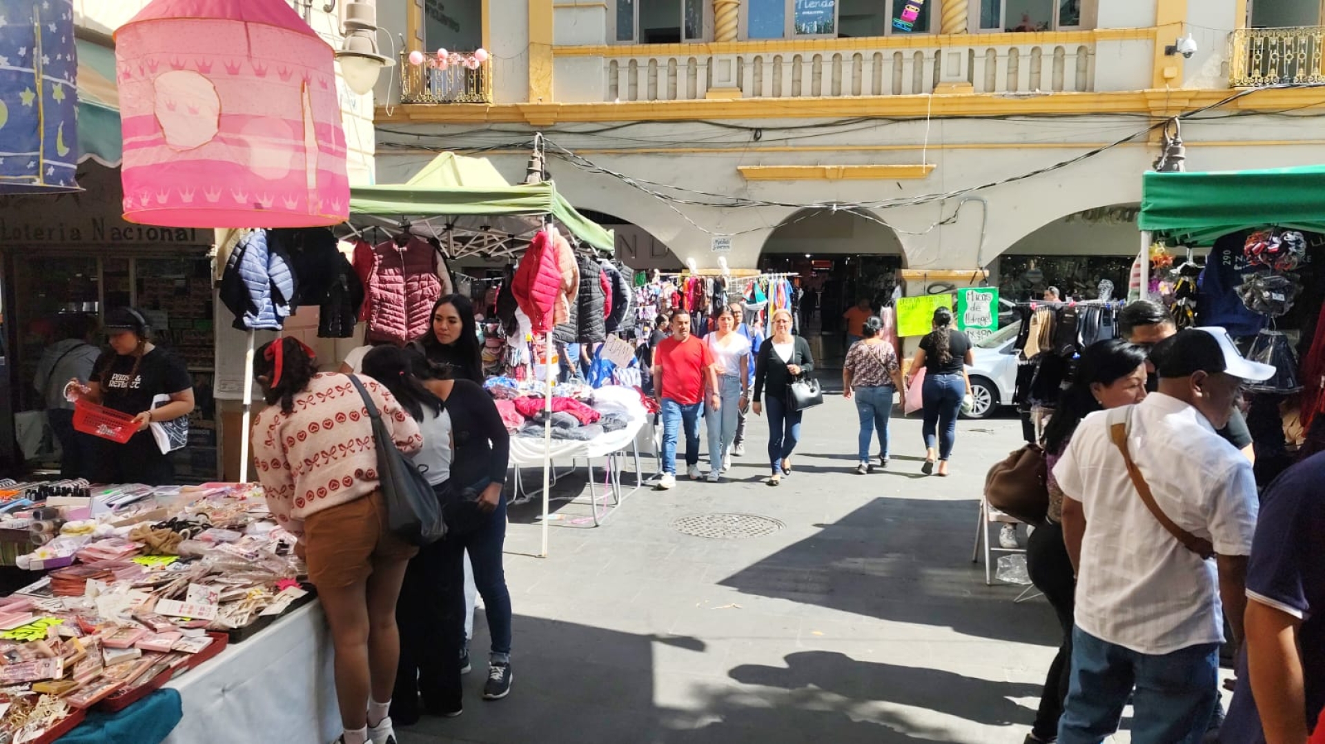 Comerciantes se instalan junto a edificio Bellavista, como parte del tianguis navideño